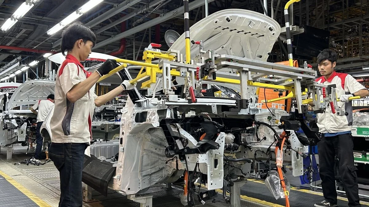 Industry Outlook 2025-2027: Automobile Industry