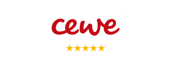Logo for Cewe A/S med fem stjerner og et bilde av en person som kjører en liten traktor med en kjølebil.