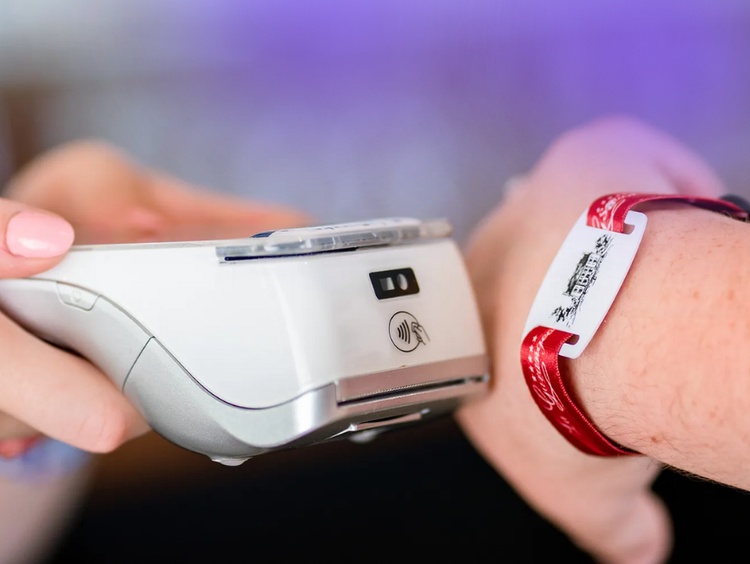 Scan du bracelet au bar