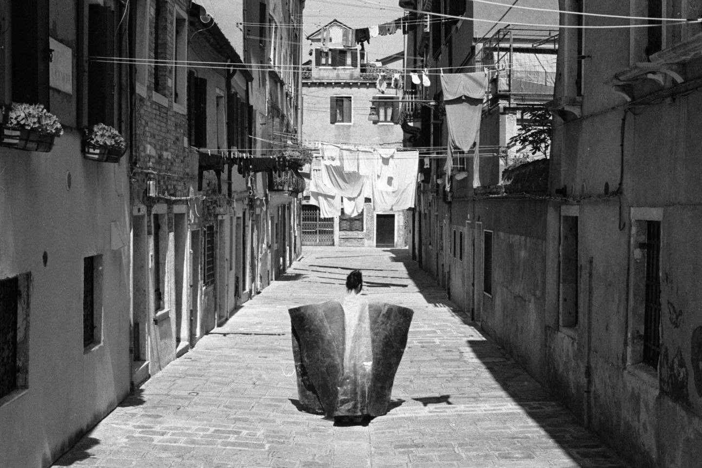 Immense plaisir de d&eacute;couvrir et partager ces images. 
&laquo;&nbsp;Toile libre&nbsp;&raquo; Sous l&rsquo;&oelig;il fascinant de @federico_drigo 

@federico_drigo @castello_925 @luca.caldironi #venizia #art #photoftheday #photographer #collabor