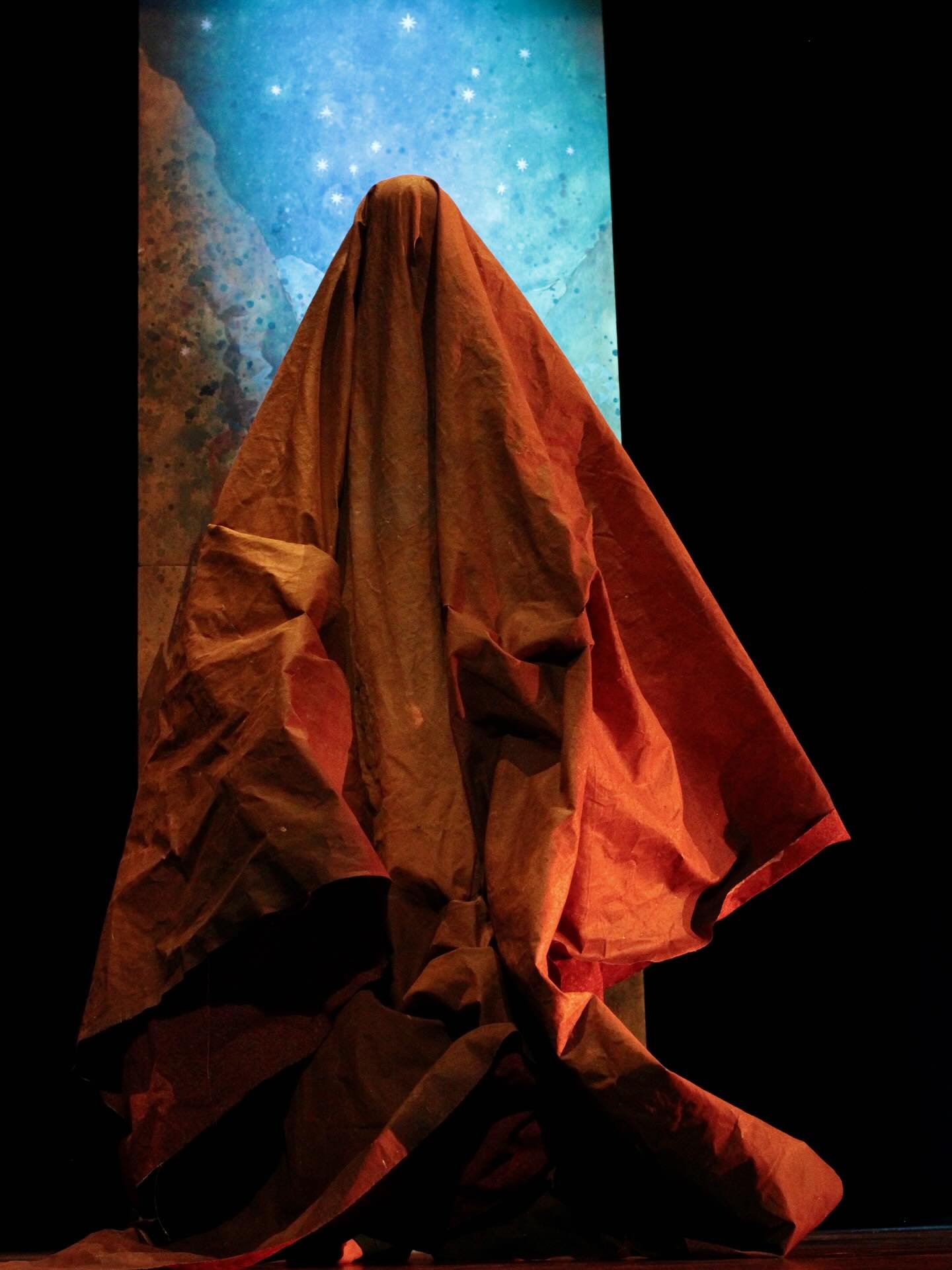 &laquo;&nbsp;Le jour pointait&nbsp;&raquo; S. Deforge @lechercheecho 
Avec : @gregoireroqueplo @cel.light @a.rthurfrick @augustinfrisonroche_artiste 

#art #peinture #sc&eacute;nographie #th&eacute;&acirc;tre #sortiederesidence #culturetouraine #sain