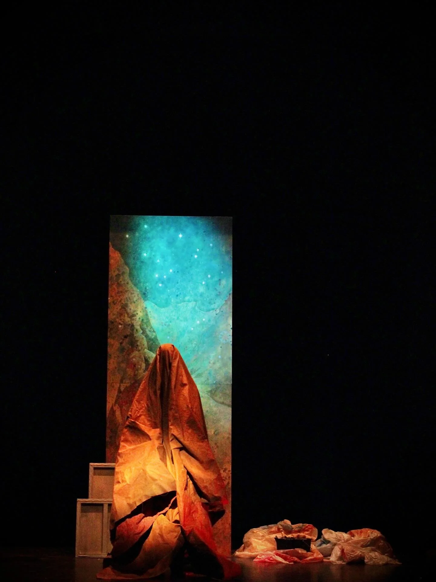 &laquo;&nbsp;Le jour pointait&nbsp;&raquo; par Sophie Deforge ! Avec : @lechercheecho @cel.light @a.rthurfrick @gregoireroqueplo @augustinfrisonroche_artiste 

#scenography #scenographie #th&eacute;&acirc;tre #sortiederesidence #culture #regioncentre