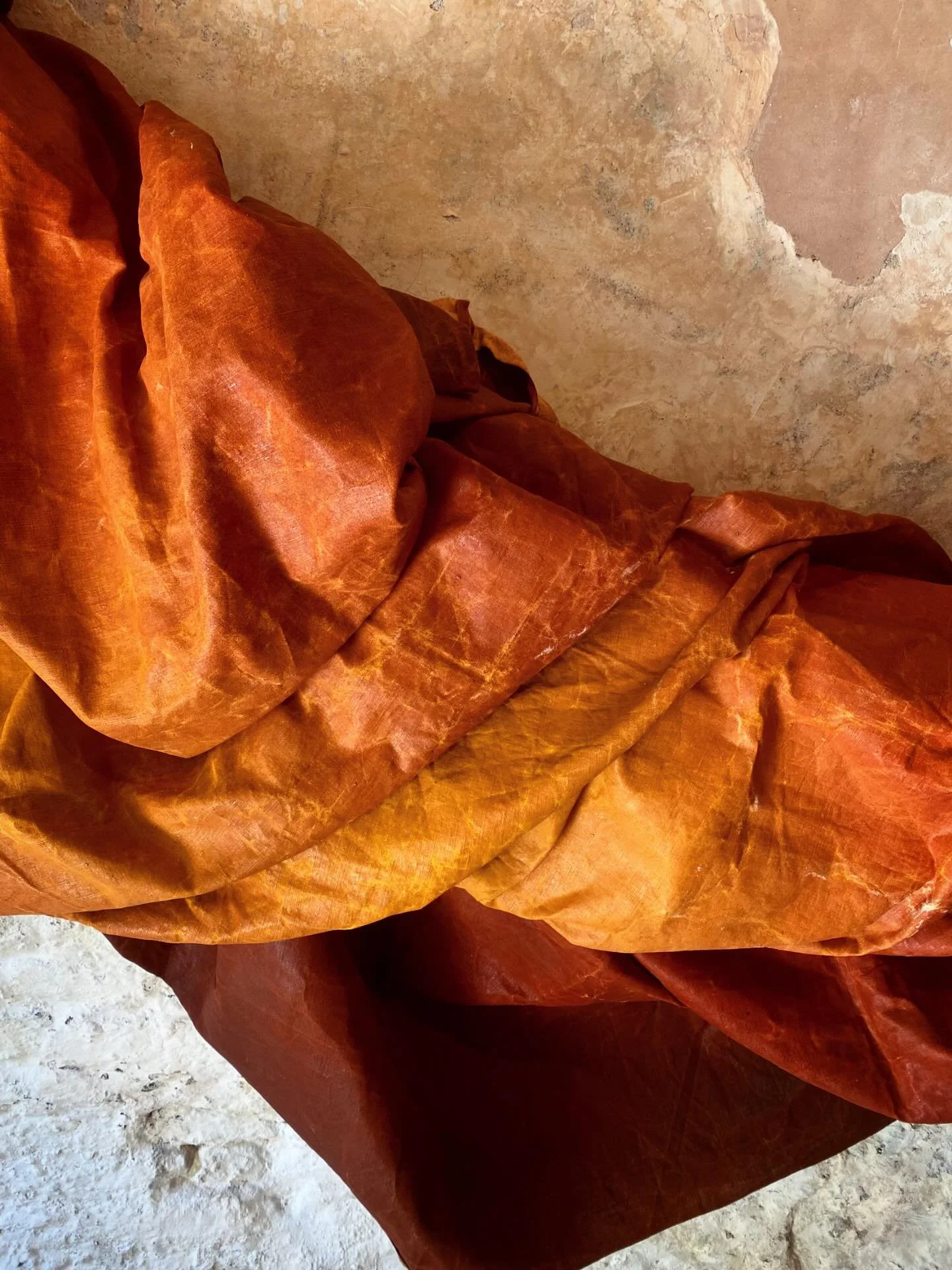 Peinture sur mesure 
@cortedellarte galerie 
@annemourier @alessandramicolucci @monairhyman 

#artistinvenise #artconcept #peinturecontemporaine #pigement #drap&eacute;