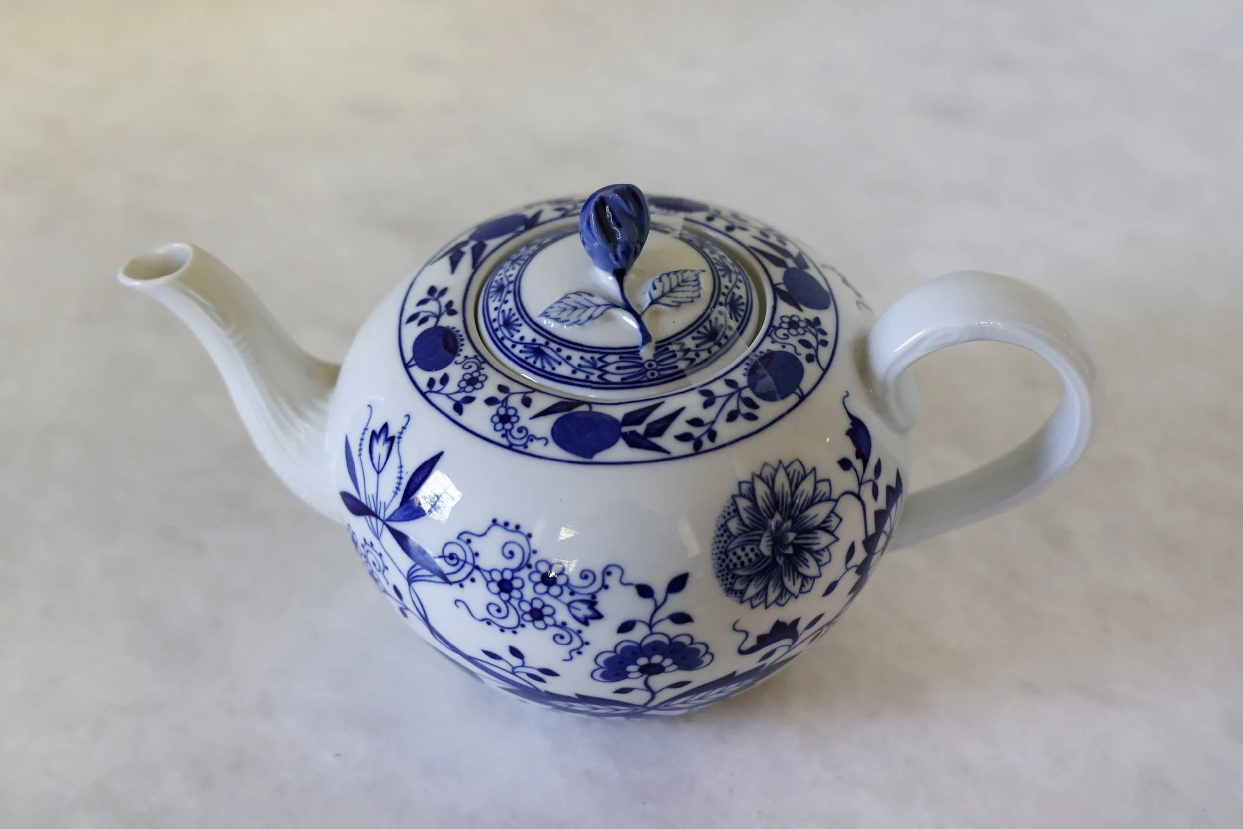 VINTAGE CHINOISERIE TEA POT