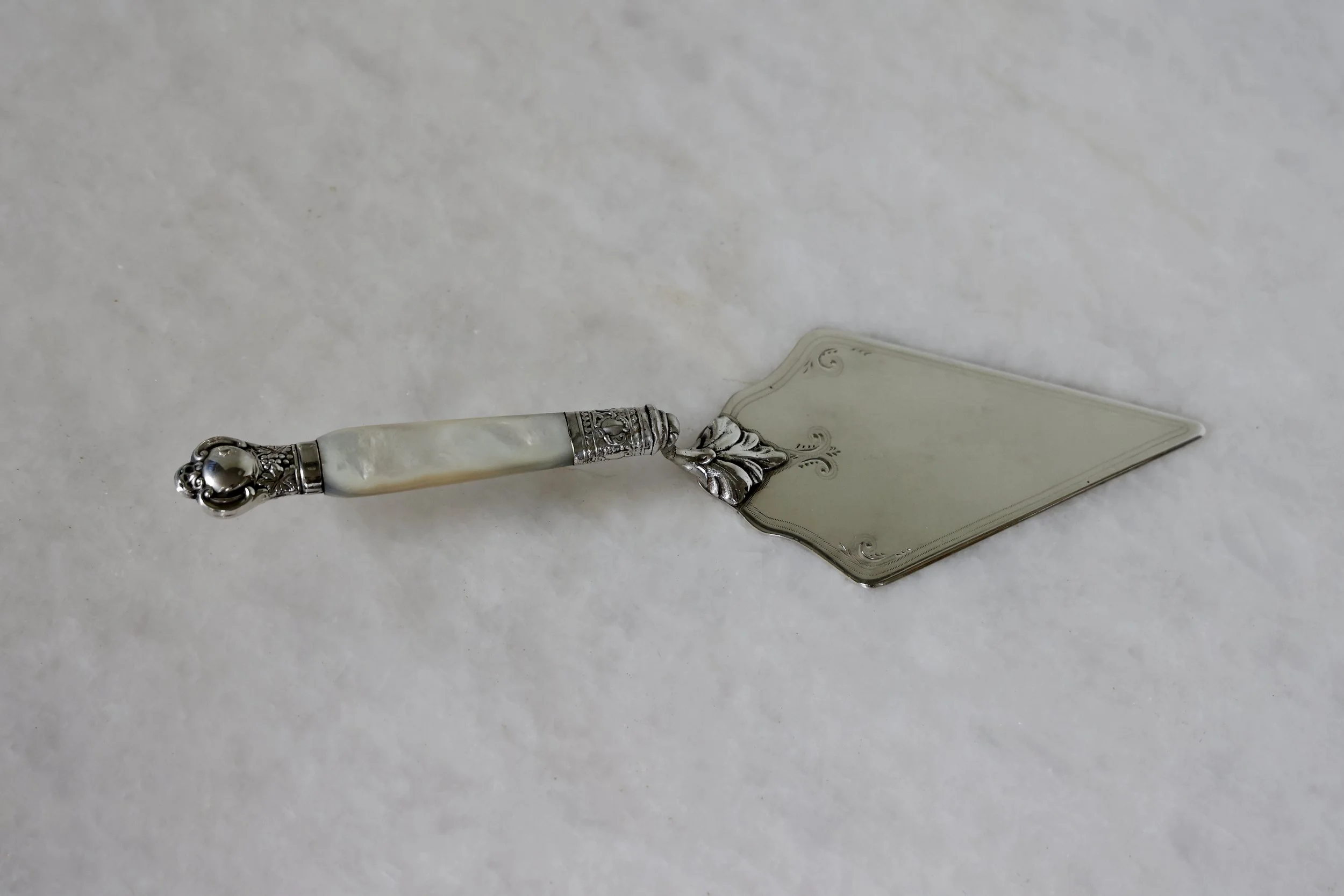 VINTAGE MOTHER OF PEARL CAKE SERVER 