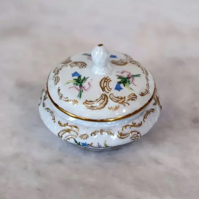 LIMOGES SMALL PORCELAIN TRINKET BOX