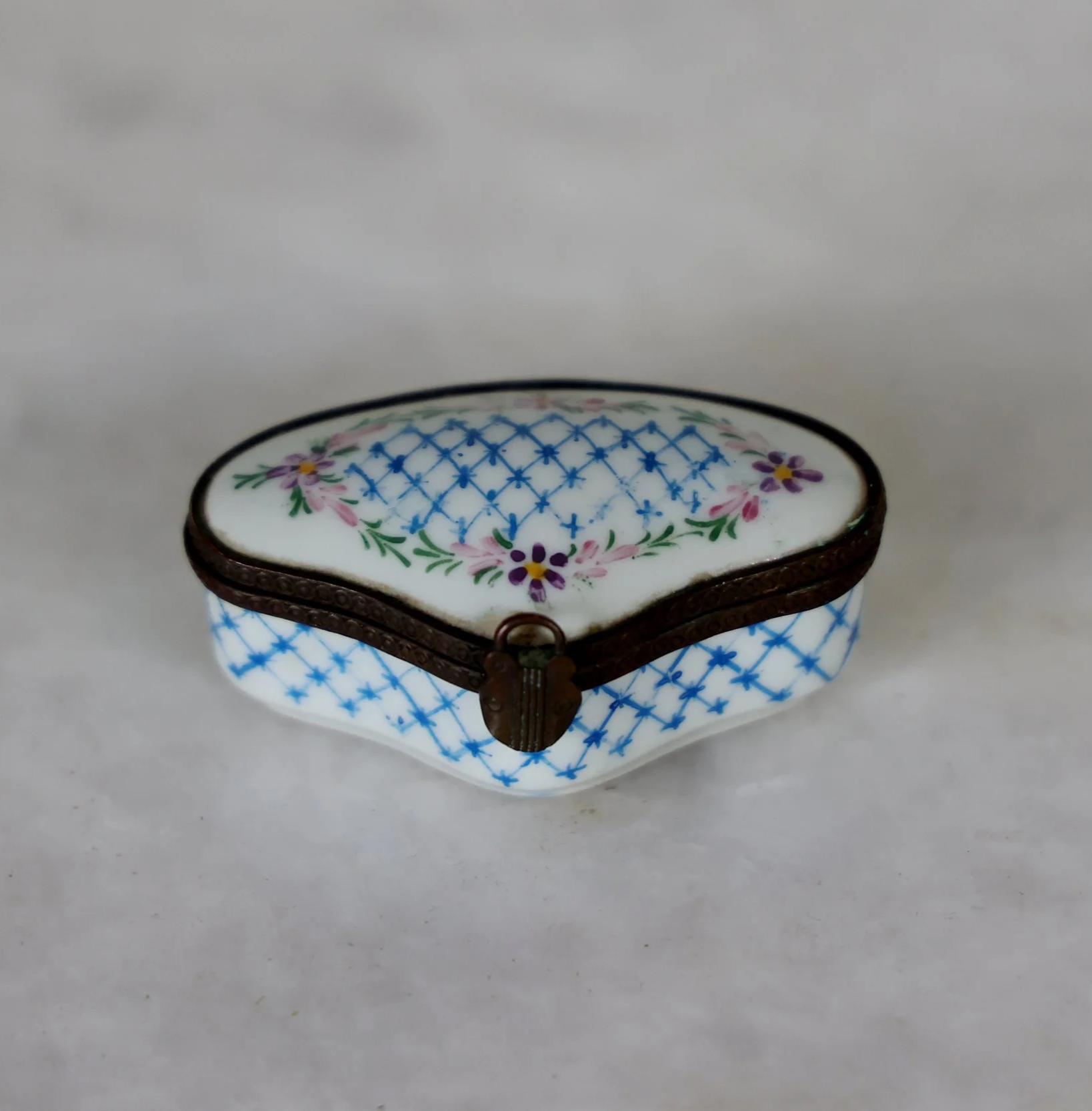 VINTAGE LIMOGES TRINKET BOX WITH HINGE
