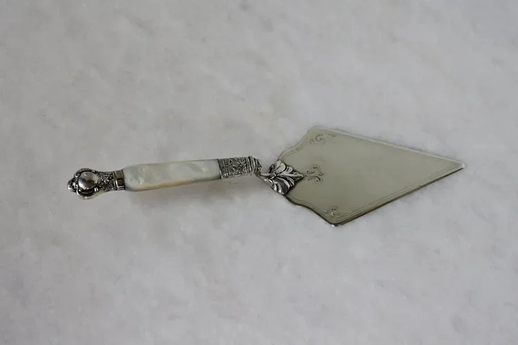 VINTAGE MOTHER OF PEARL CAKE SERVER
