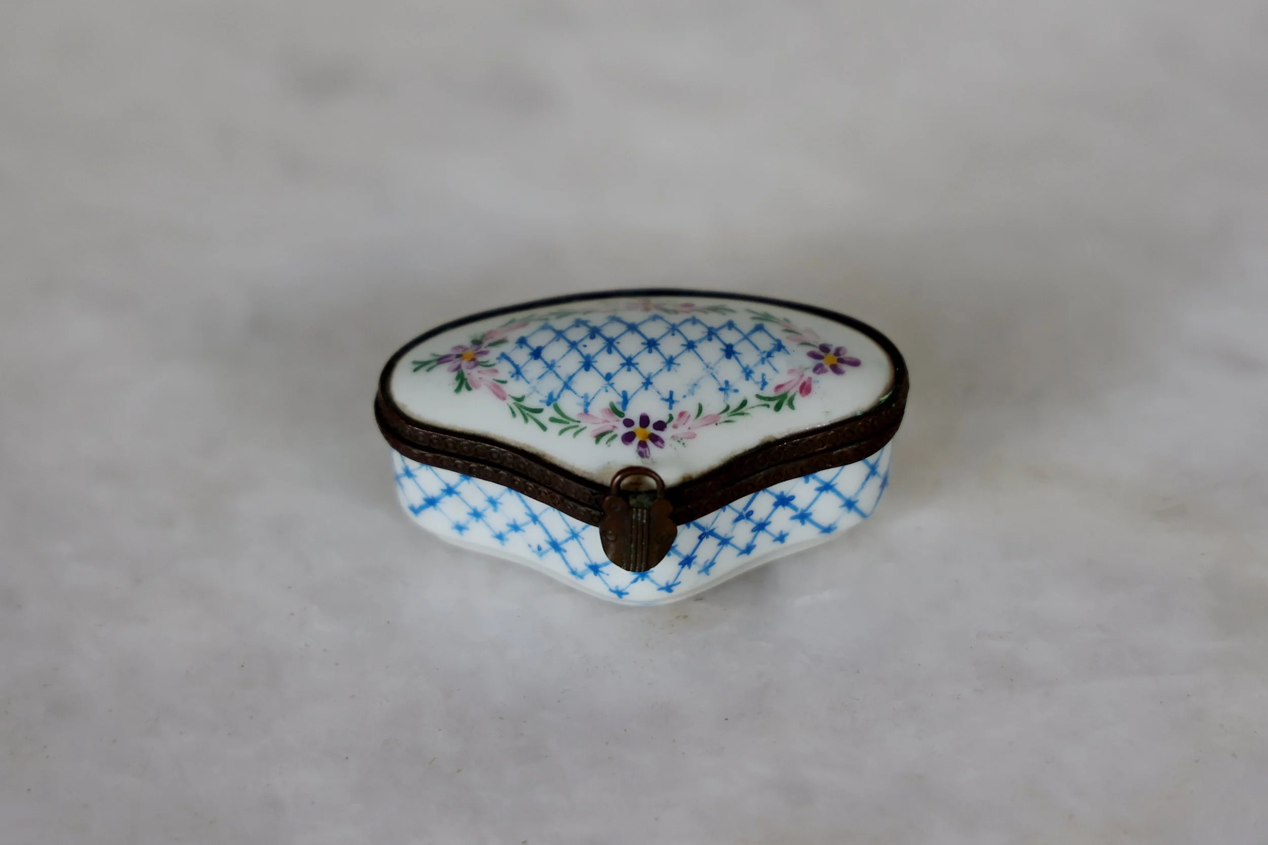 VINTAGE LIMOGES RINKET BOX