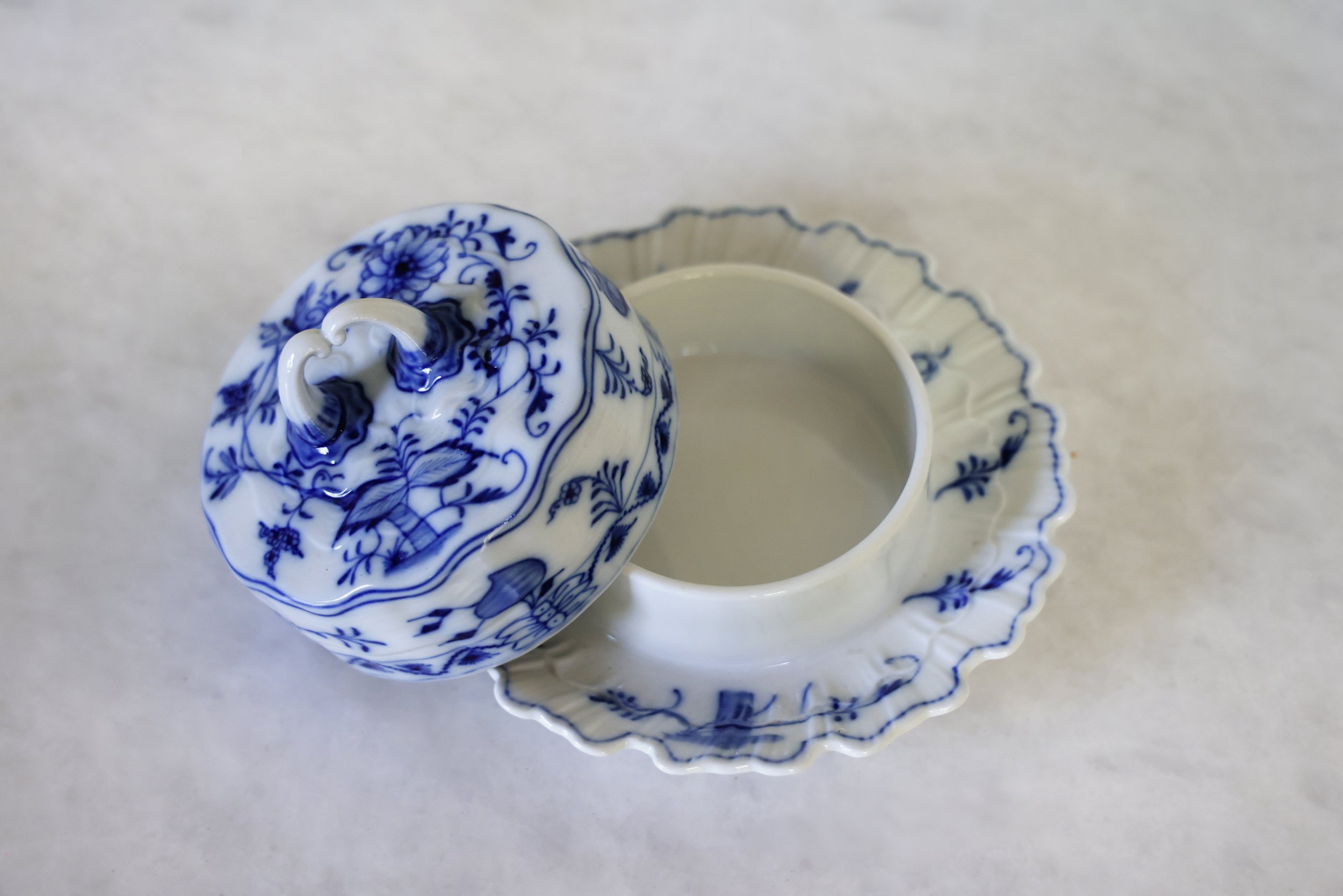 VINTAGE CHEESE OR BUTTER DISH
