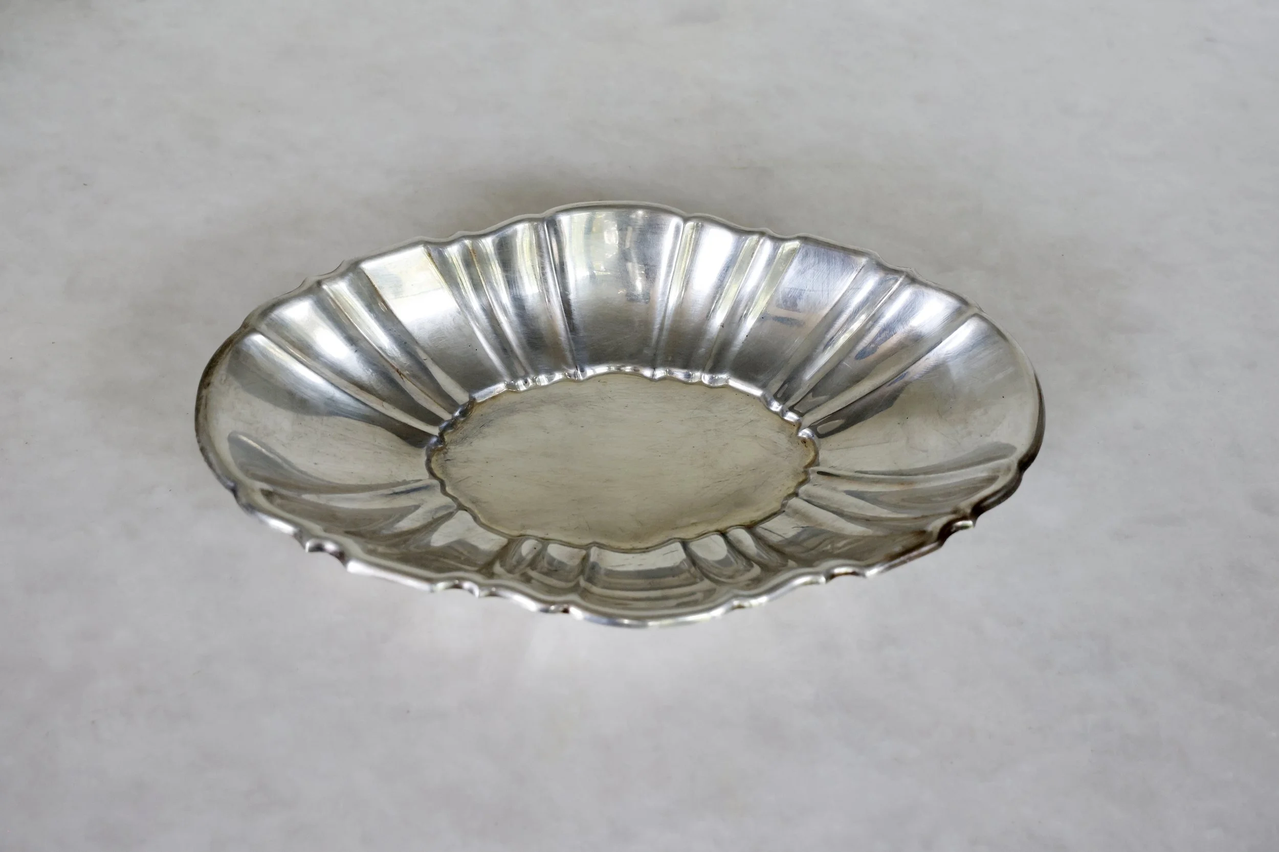 VINTAGE SCALLOPED SILVERPLATE TRAY