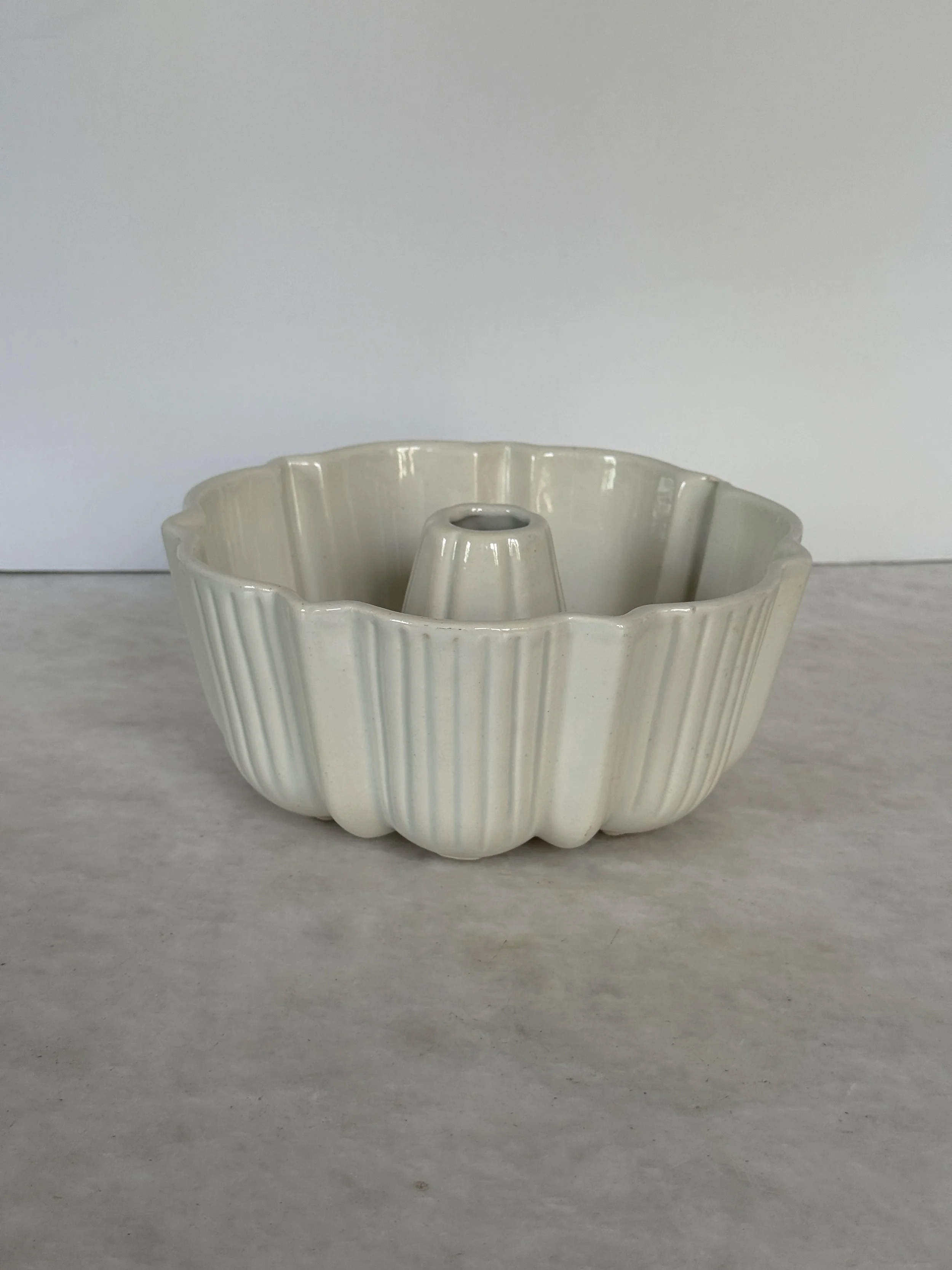  VINTAGE CERAMIC BUNDT CAKE MOLD 
