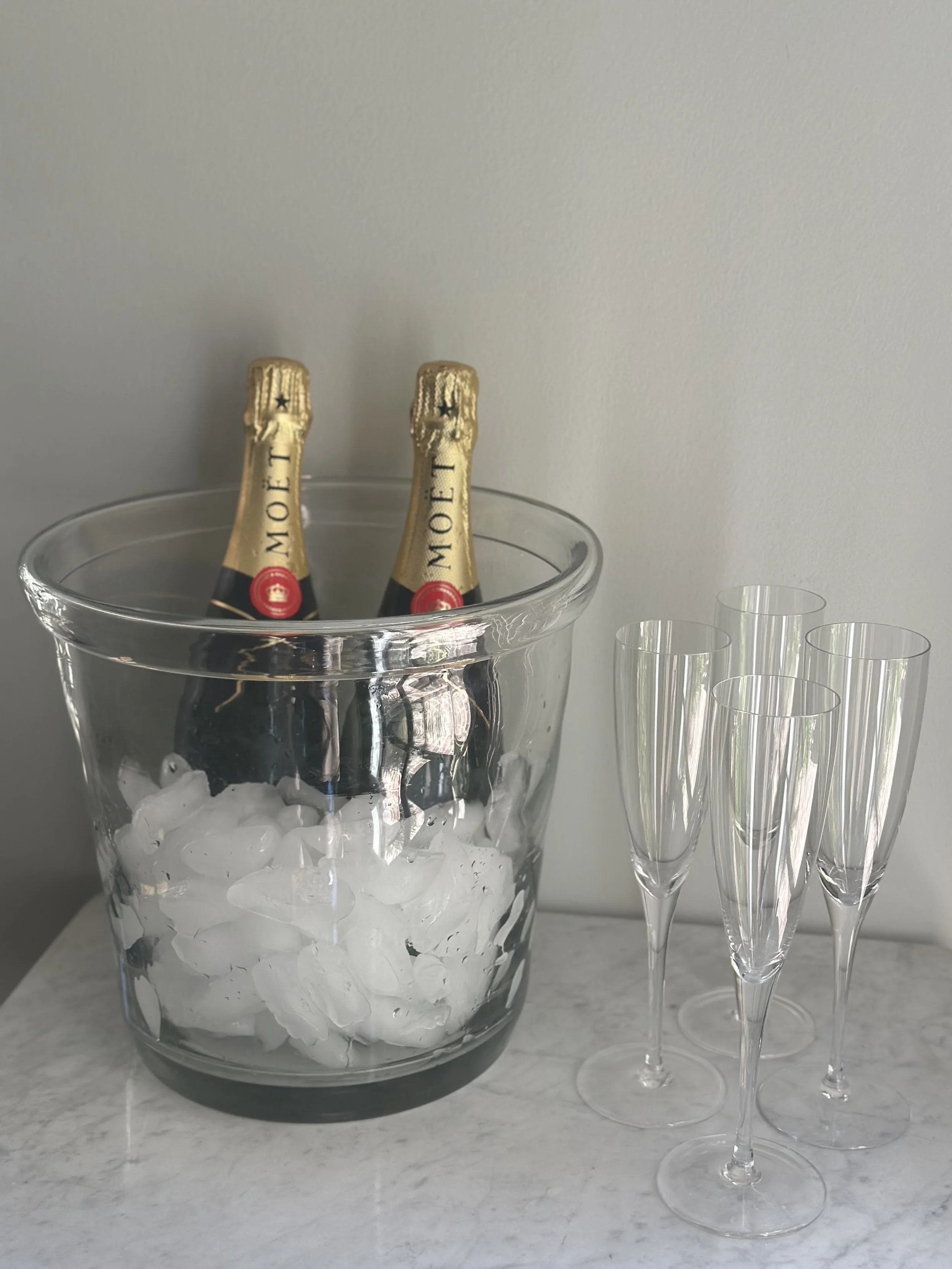 VINTAGE GLASS CHAMPAGNE COOKER WITH TIFFANY & CO FLUTES 