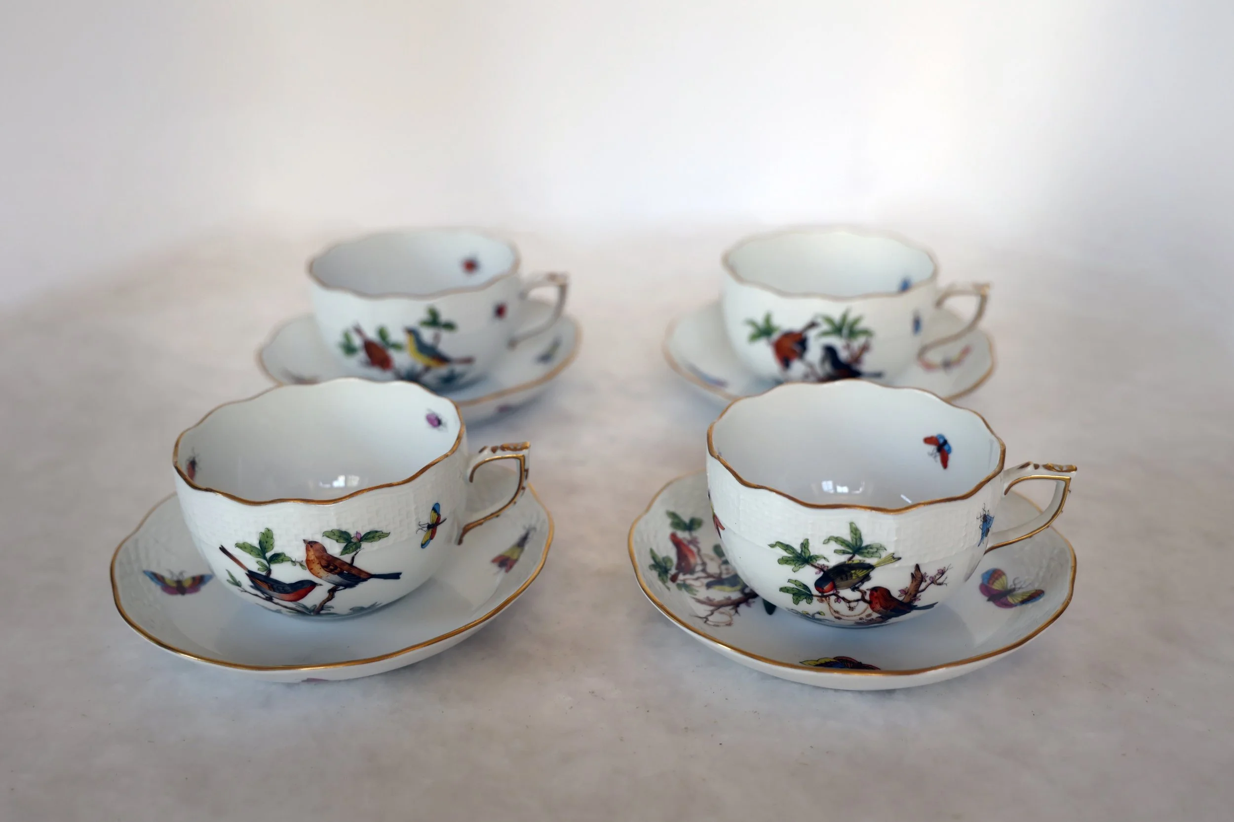 SET OF 4 HEREND PORCELAIN ROTHSCHILD BIRD PATTERN TEA CUPS AND SAUCERS- SCALLOPED EDGE 
