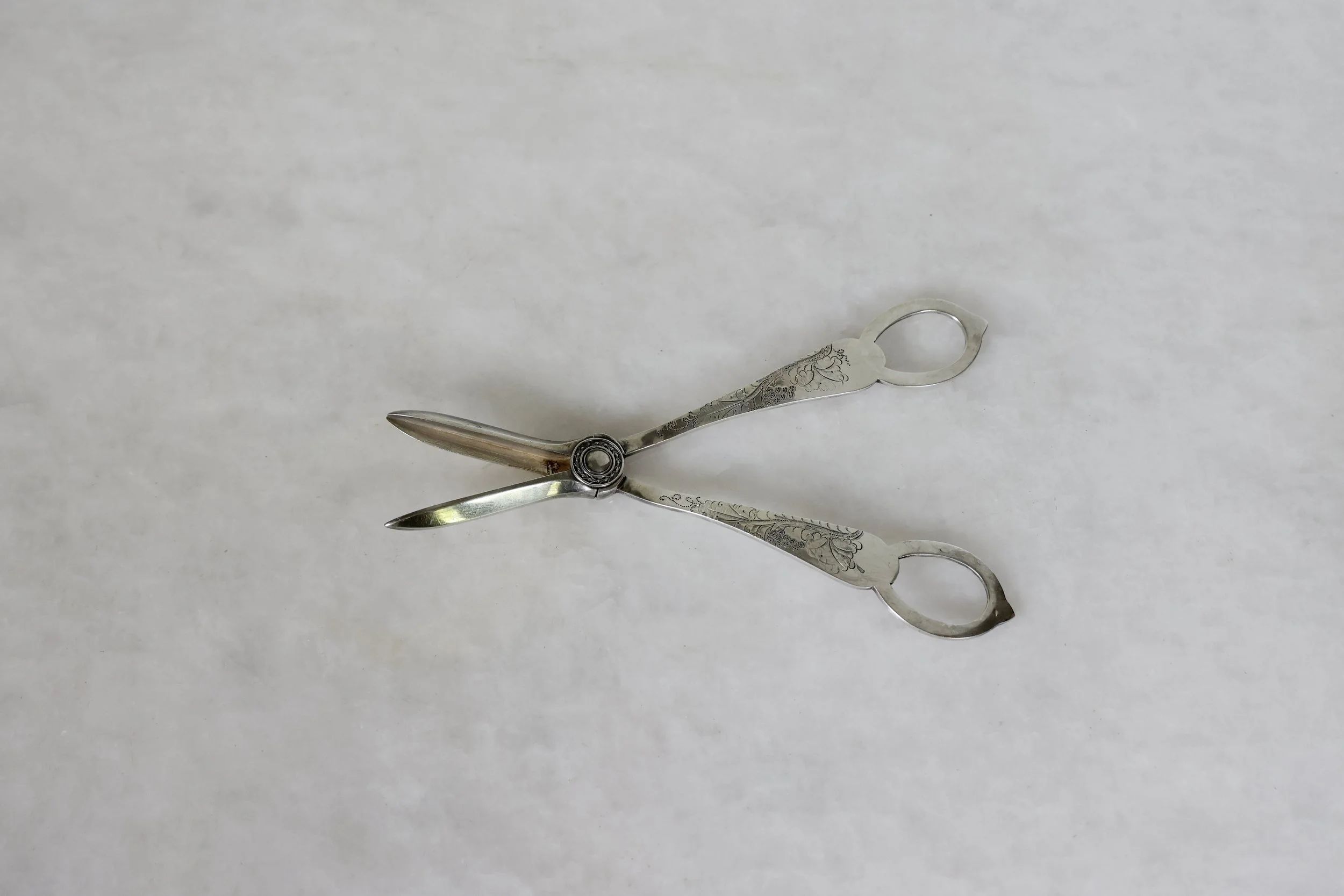 VINTAGE ETCHED GRAPE SHEARS 