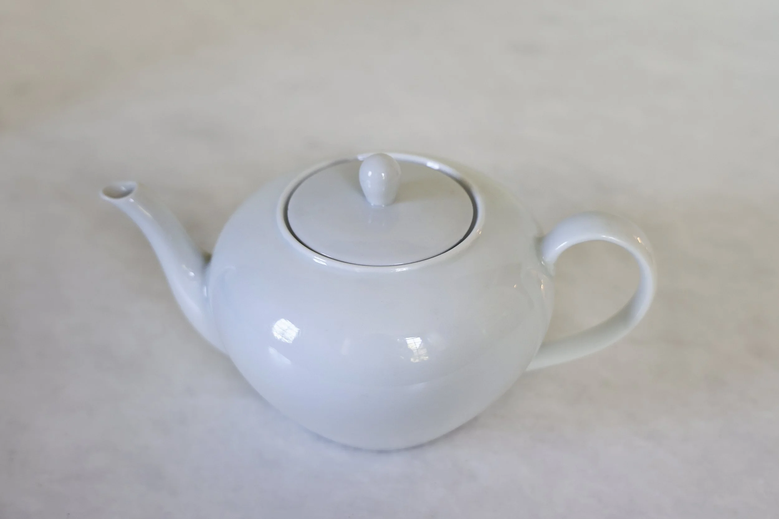 VINTAGE WHITE PORCELAIN TEA POT