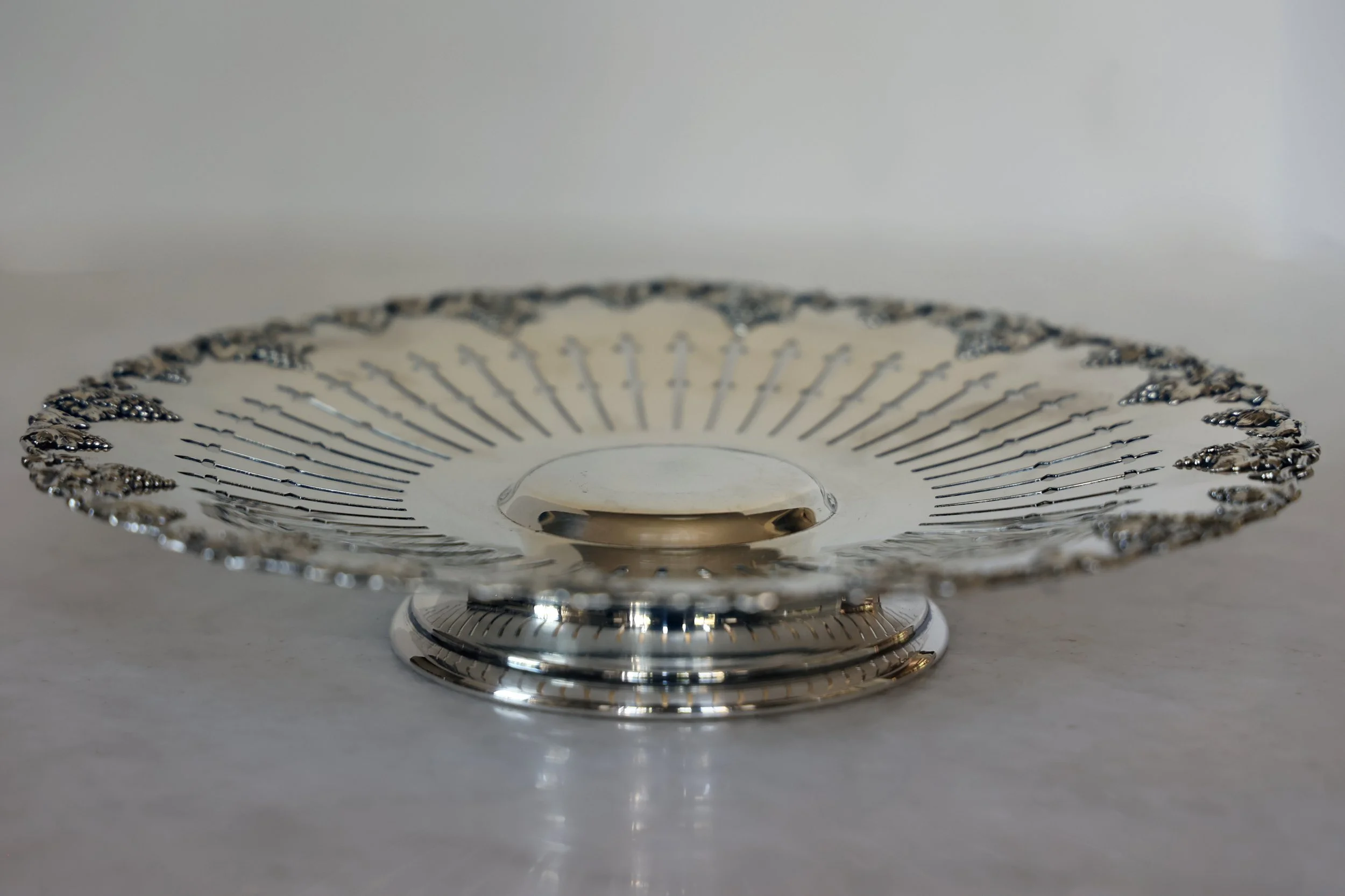 SHEFFIELD SILVERPLATE GRAPEVINE PIERCED DESIGN FRUIT BOWL 
