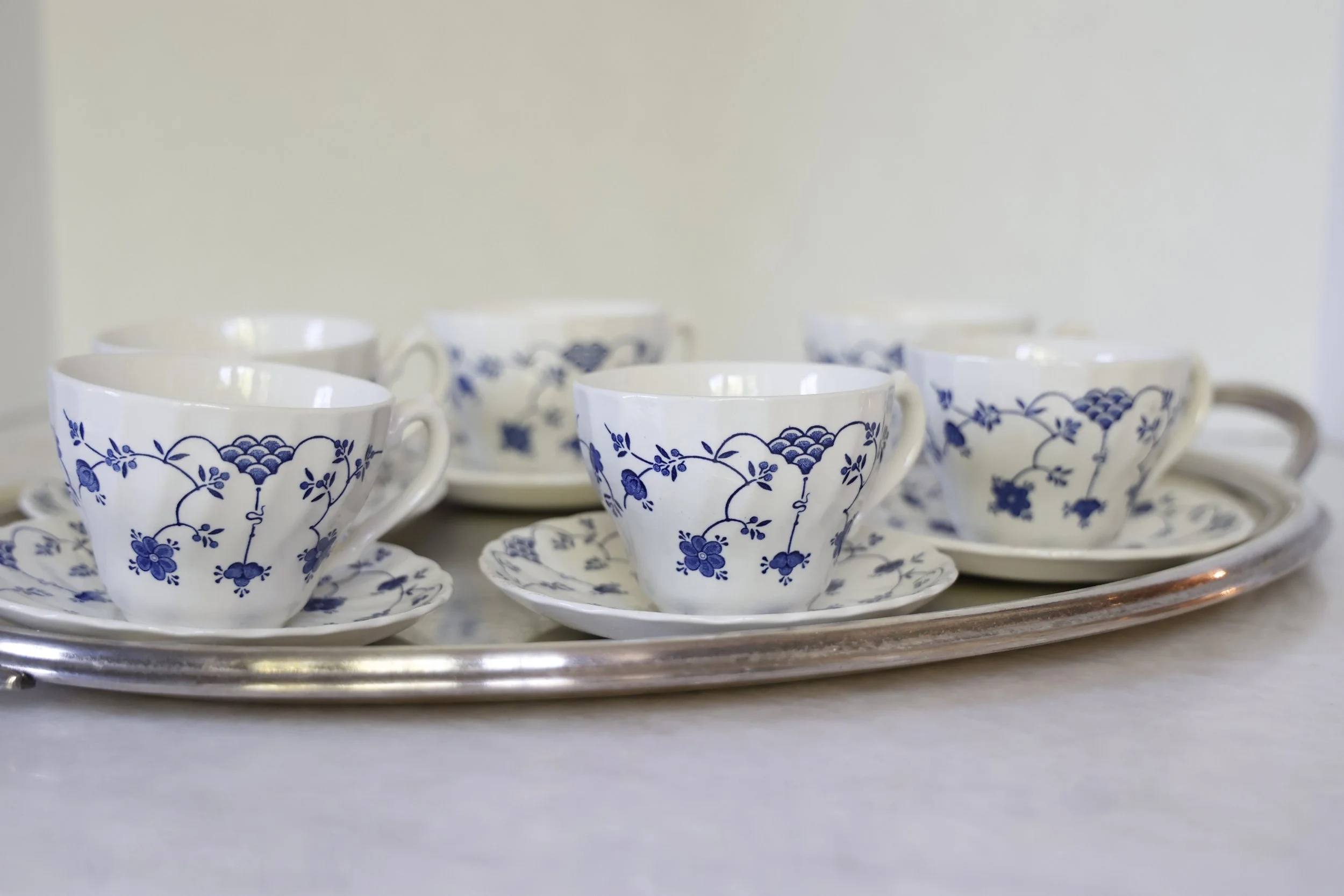 VINTAGE CHURCHILL FINLANDIA TEA CUPS AND SAUCERS 