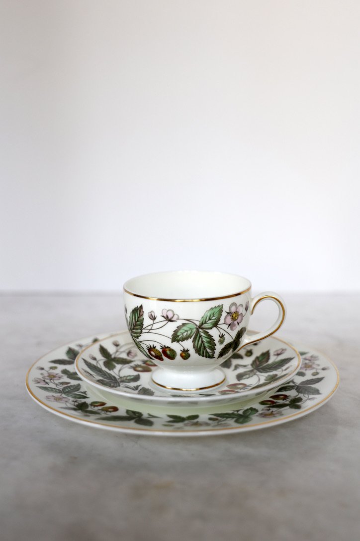 WEDGEWOOD STRAWBERRY HILL TEA CUP, SAUCER AND DESSERT PLATE - SET OF 12 