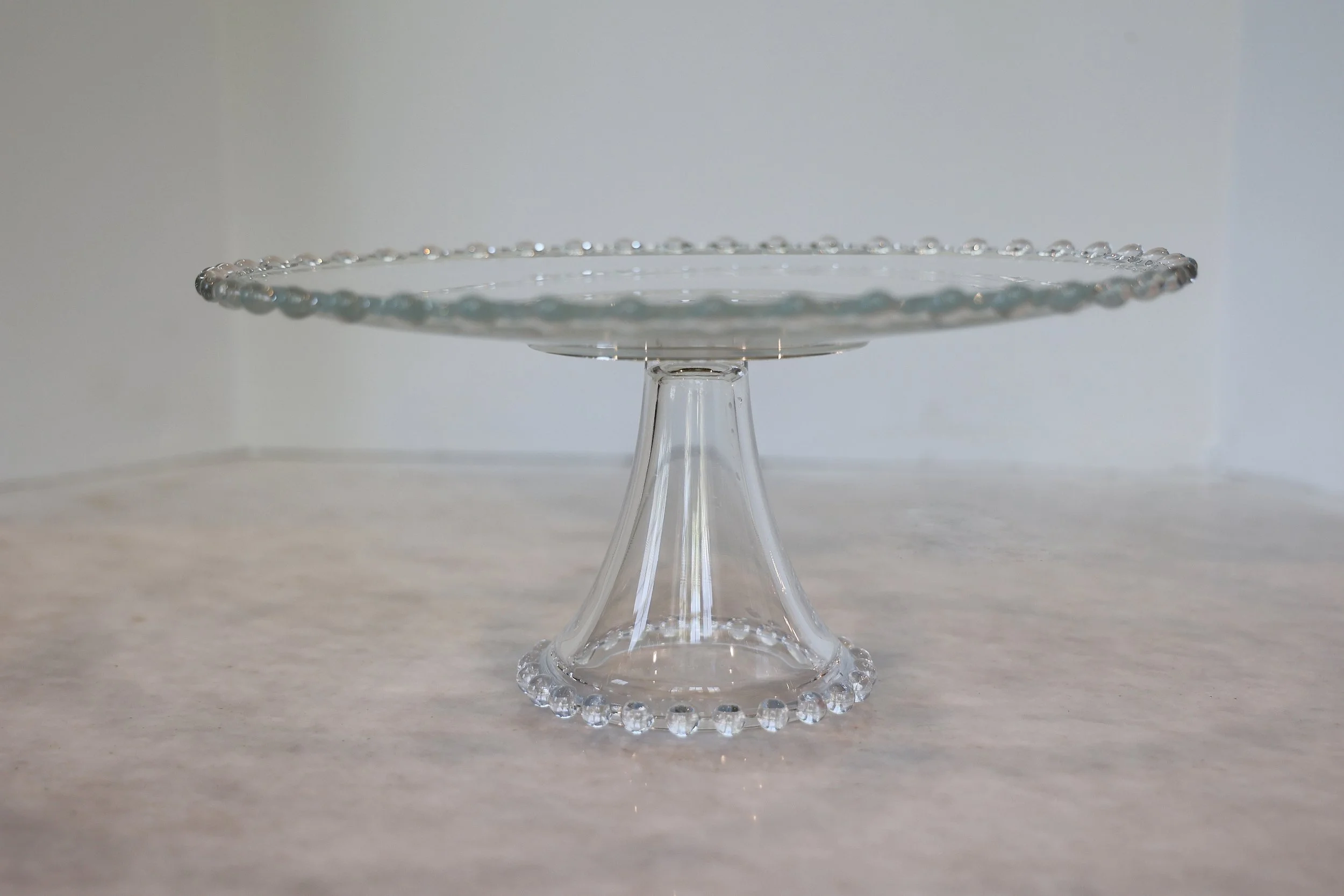 VINTAGE CRYSTAL CAKE PLATE WITH ORNAMENTAL TRIM