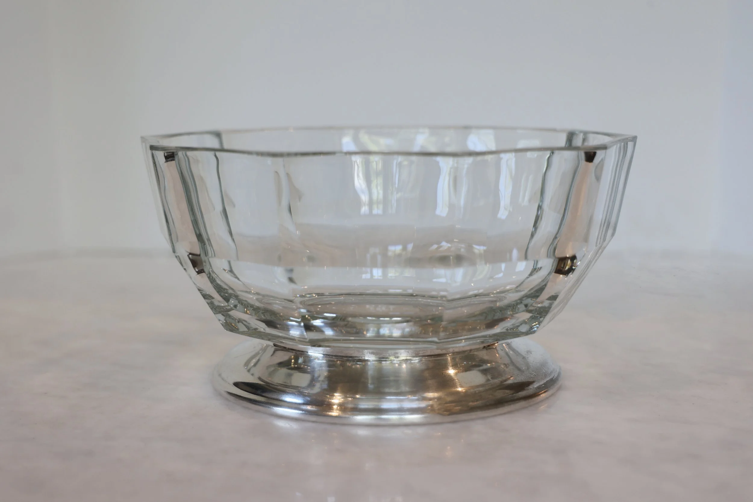 VINTAGE CRYSTAL CAKE PLATE WITH ORNAMENTAL TRIM