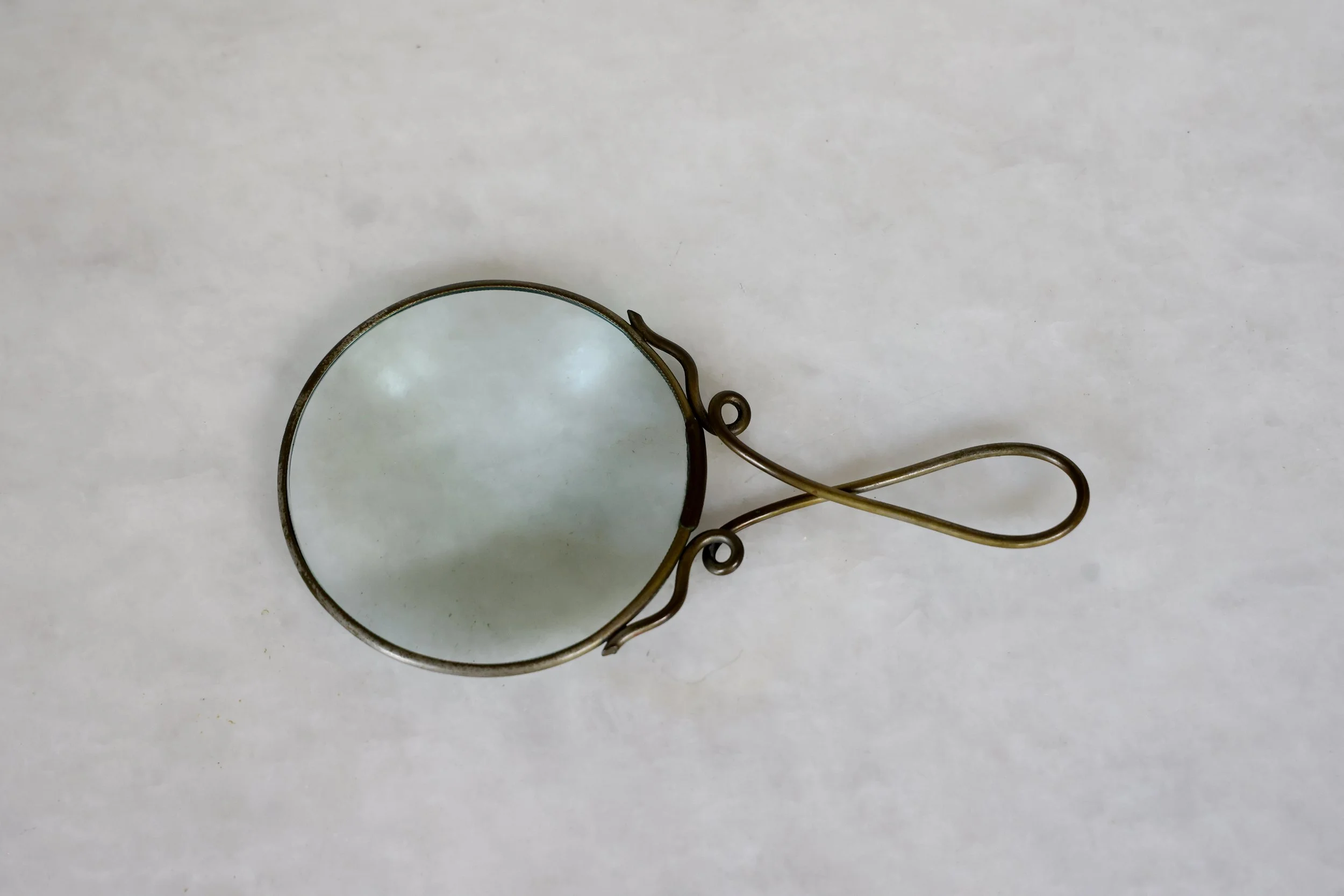 VINTAGE MAGNIFYING GLASS 