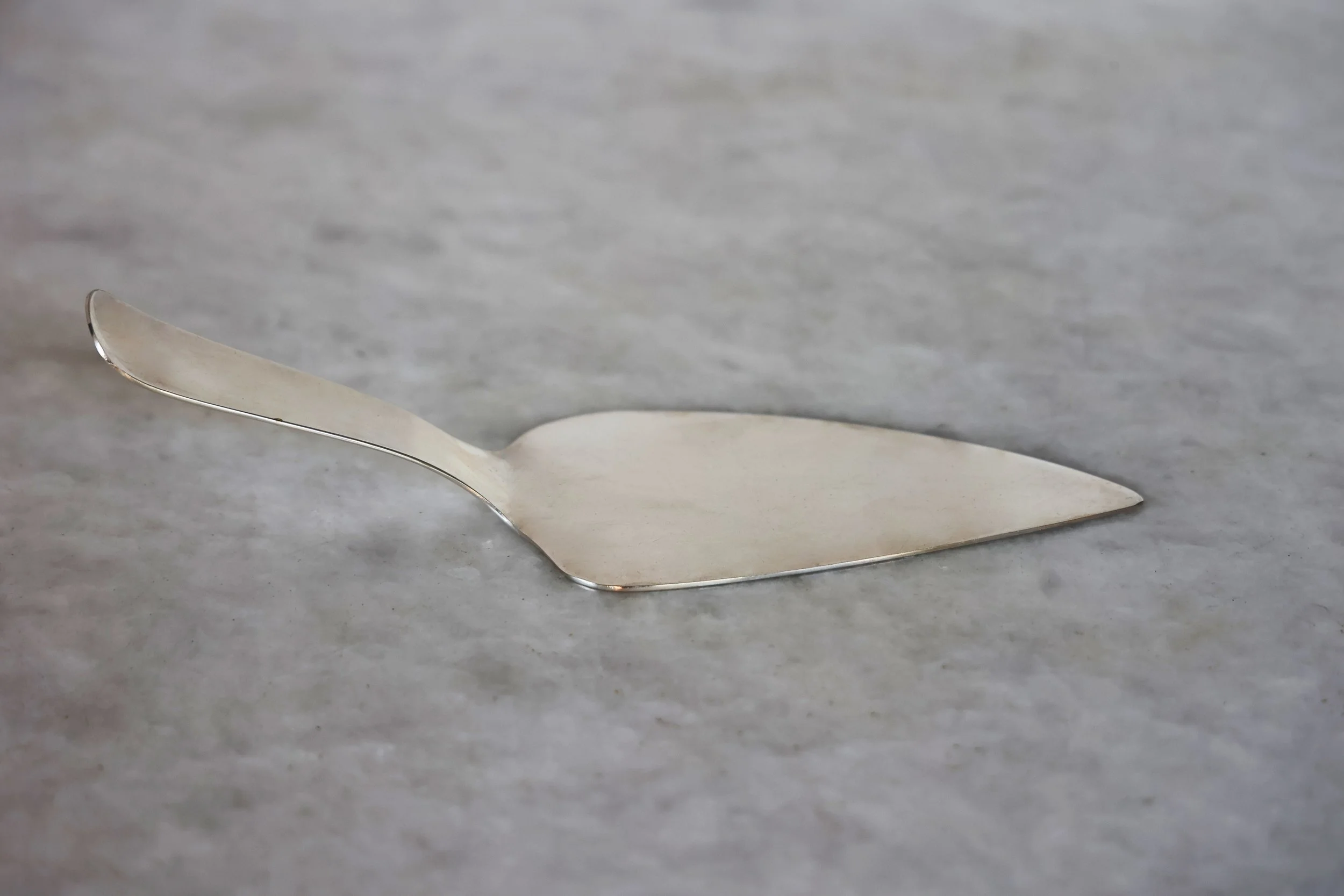 VINTAGE MID-CENTURY PIE SERVER - SOLD