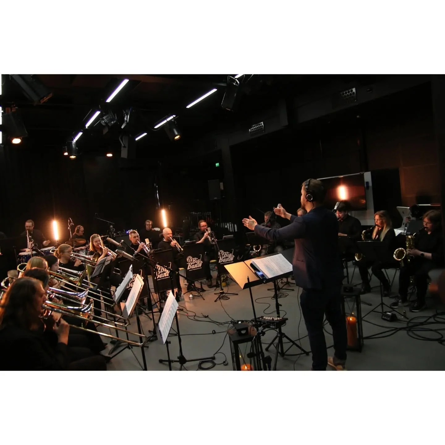 Tunnelmia syksyn &auml;&auml;nityssessiosta, jonka tuloksia p&auml;&auml;st&auml;&auml;n my&ouml;hemmin kuulemaan 🎶

📷 Otso Clarot @clarot.exe