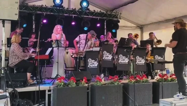 Eilen p&auml;&auml;stiin esiintym&auml;&auml;n osana @sounds_of_oulu festivaalia. Meill&auml; oli aivan uskomaton yleis&ouml;, kiitos jokaiselle! Kiitos my&ouml;s @koivurannankahvila hienoista puitteista. Solistinamme oli upea @pihluencer .

Kiitos m