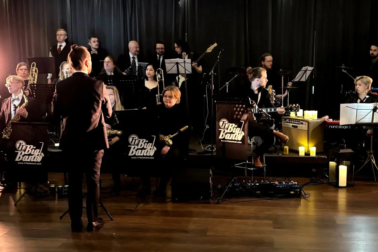 Viikonloppuna saimme kunnian soittaa kapellimestarimme Aleksanterin ja puheenjohtajamme Marjan h&auml;iss&auml;. Onnea viel&auml; h&auml;&auml;parille!

T&auml;st&auml; on hyv&auml; l&auml;hte&auml; kohti alkukes&auml;n konserttia, josta lis&auml;tie