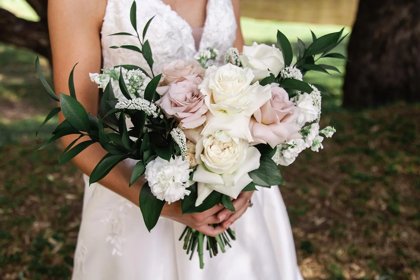 Timeless florals 🤍
.
.
.
.
.
#weddingbouquet #brisbaneweddingphotography #brisbanewedding #weddingflowers