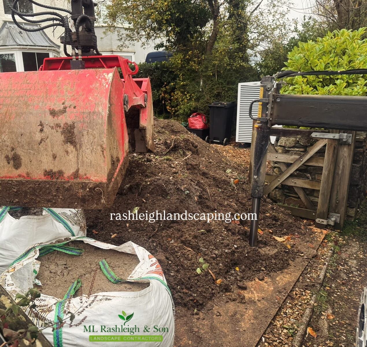 Bit more &lsquo;industrial chic&rsquo; than &lsquo;garden calm&rsquo; today&hellip; but that&rsquo;s how the magic starts. 😉

Team spirits high, mud levels higher. 🚜