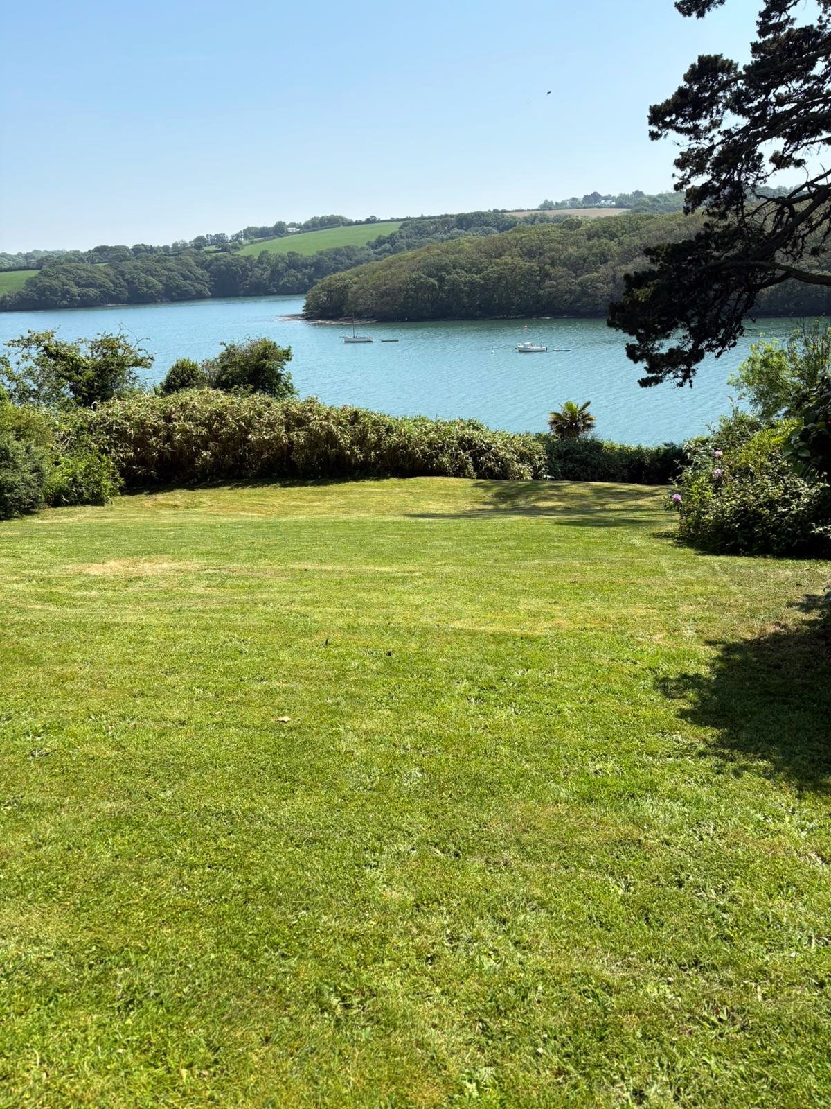 Nice little midweek lawn cut with a proper view 😎☀️

A few hours spent tidying this one up overlooking the Helford River today.
Even spotted a slow worm sneaking through the clippings 🐍

Cornwall doing its thing again ☀️

Tom 💚