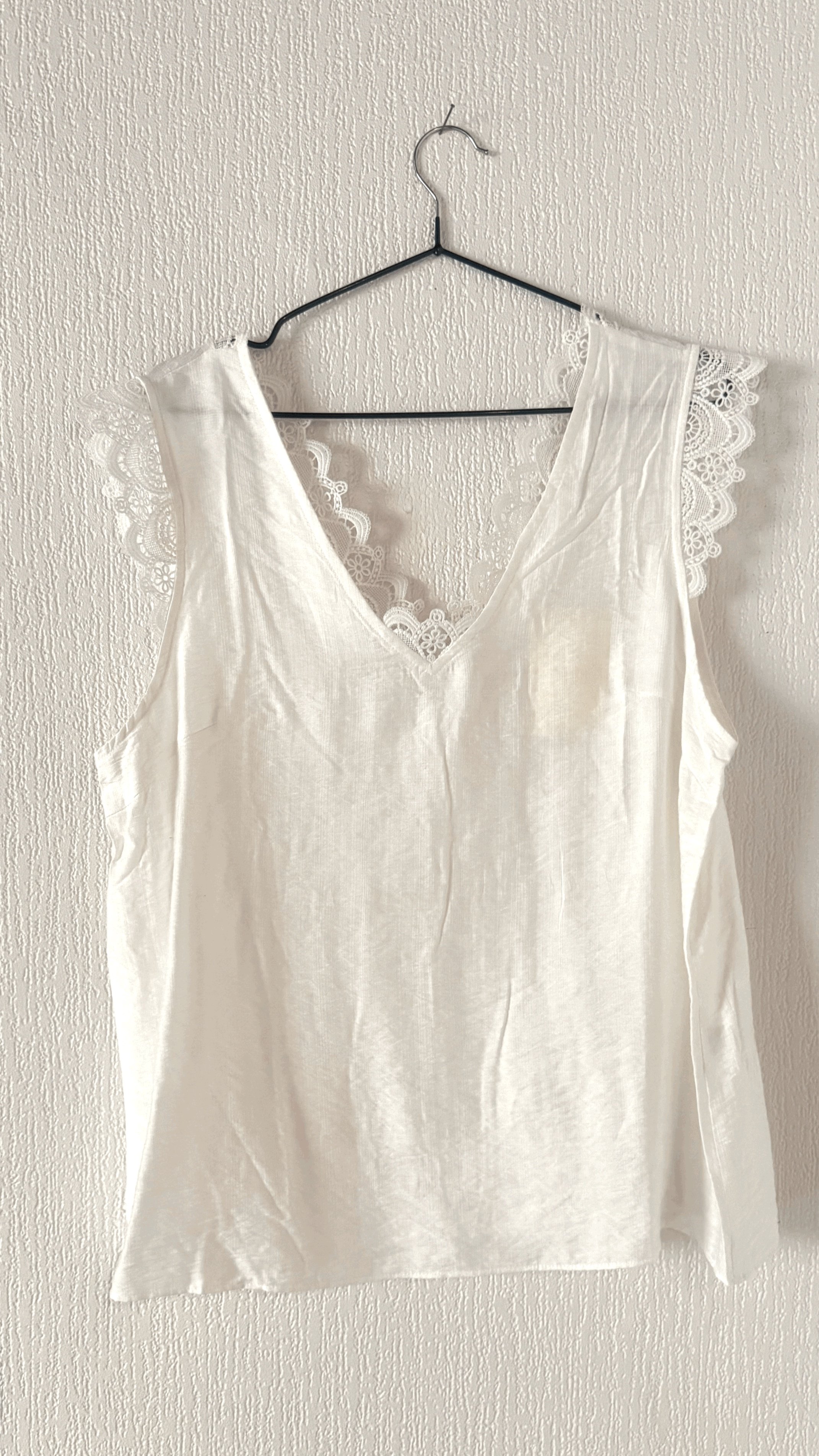 Top blanc sans manches avec dentelle – Col raffiné, boutons au dos – Du 42 au 48