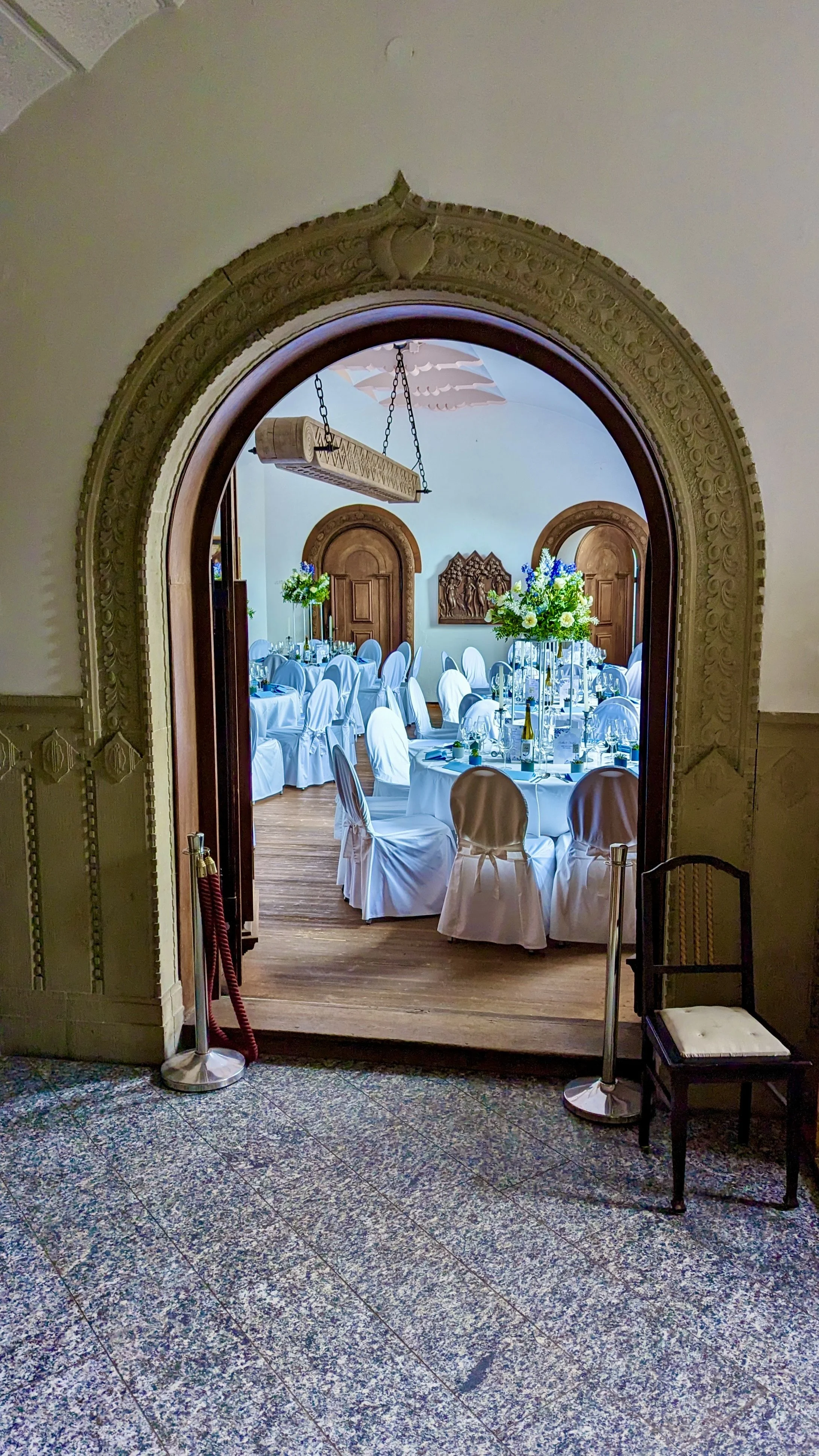 Feiern Sie Ihre Hochzeit, Firmenfeier, Jubiläen oder Feste in gediegenem Rahmen im Düsseldorfer und Kölner Umland. Profitieren Sie von unser flexiblen Raumgestaltung und flexiblen Veranstaltungsangeboten!