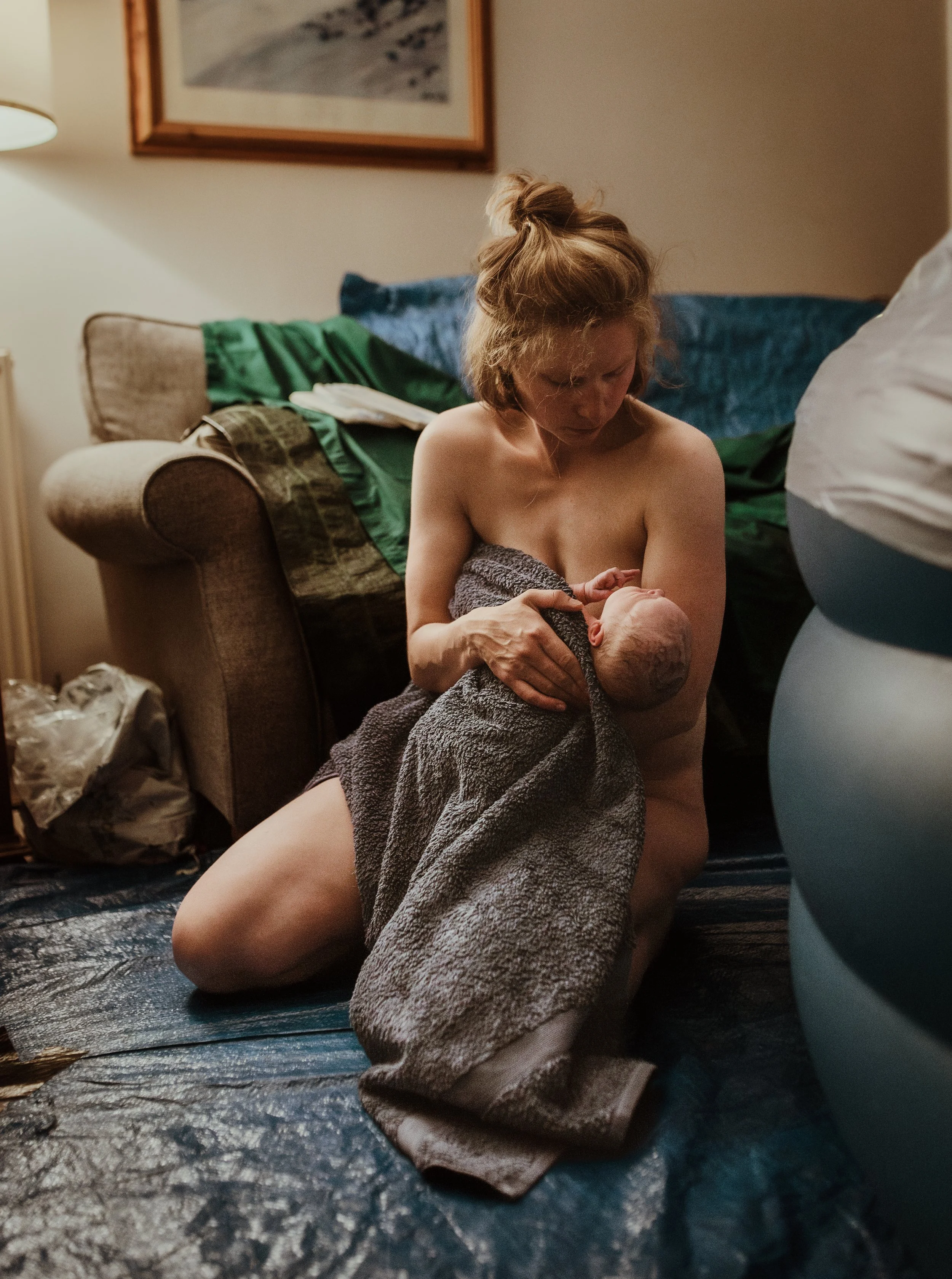 Home birth labour photographed in Glasgow by birth photographer