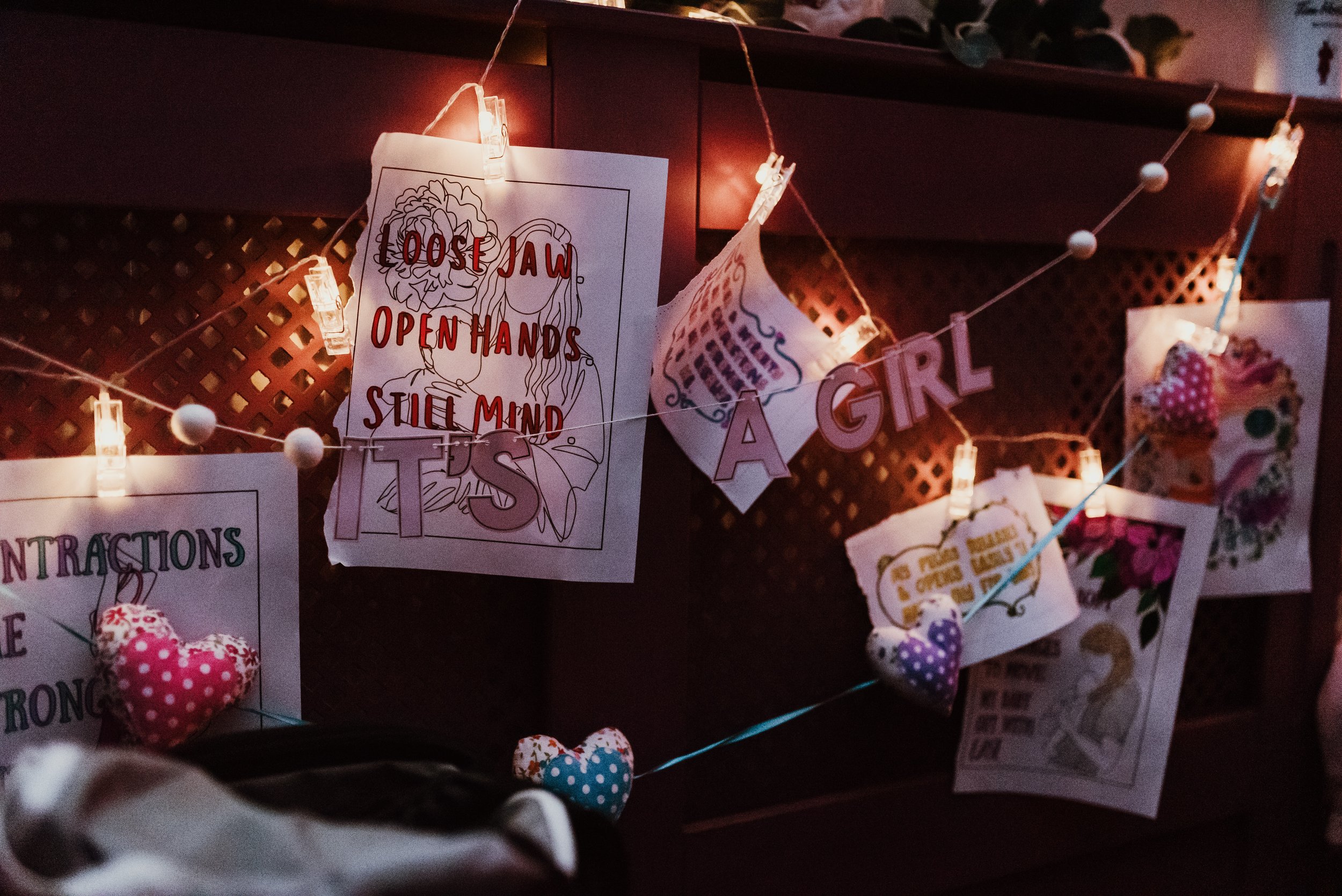 Birth affirmations on a string that says ''its a girl'' at a home birth in Ayr - captured by Marieke Captures Birth