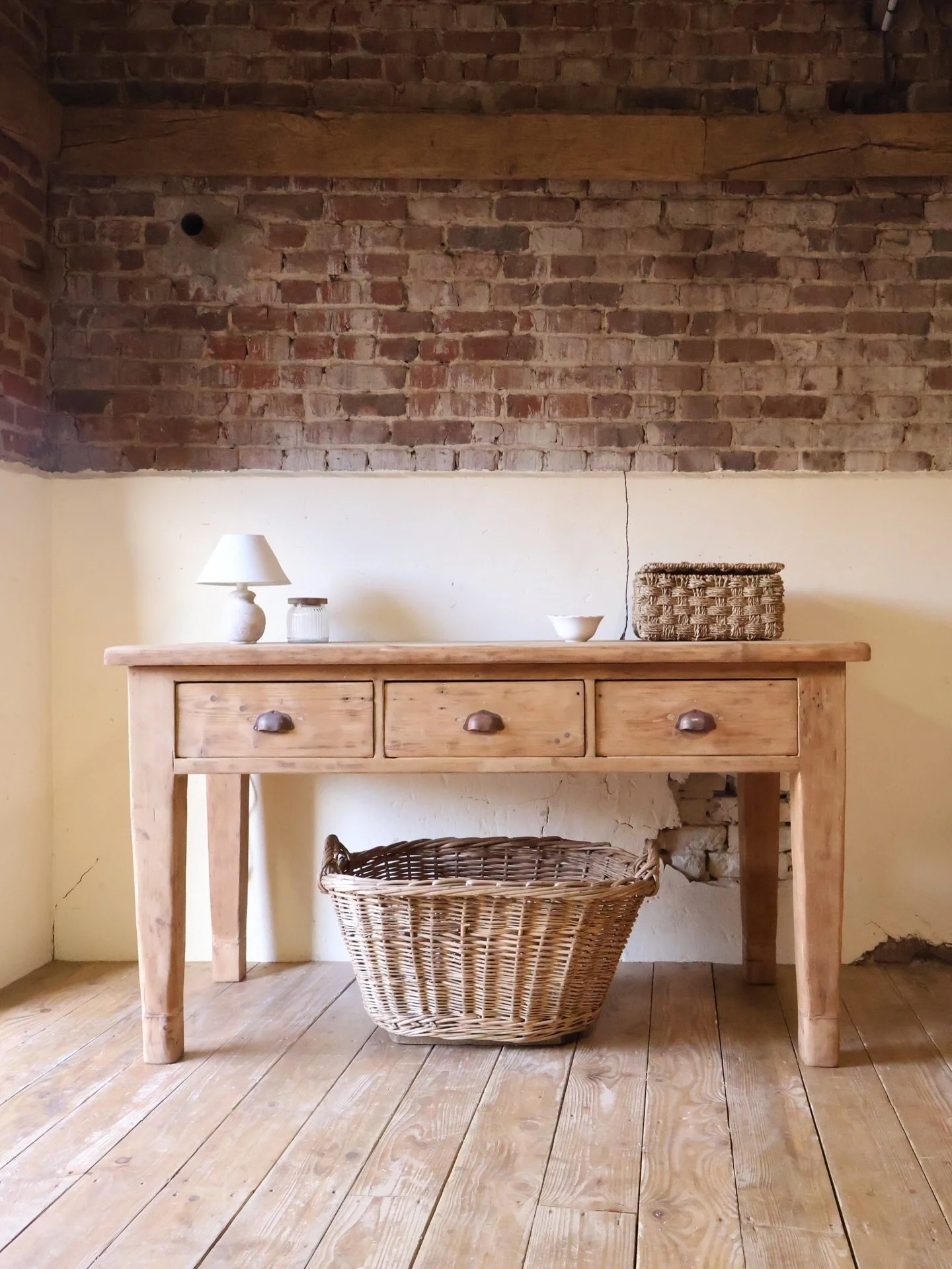 Le meuble de m&eacute;tier est disponible 🤎

Compl&egrave;tement fan de sa teinte chaleureuse et de ses poign&eacute;es anciennes ! 

Je le vois en tant qu&rsquo;&icirc;lot central ou meuble vasque et vous ? 🧺

En ligne sur www.estimeboutique.com 
