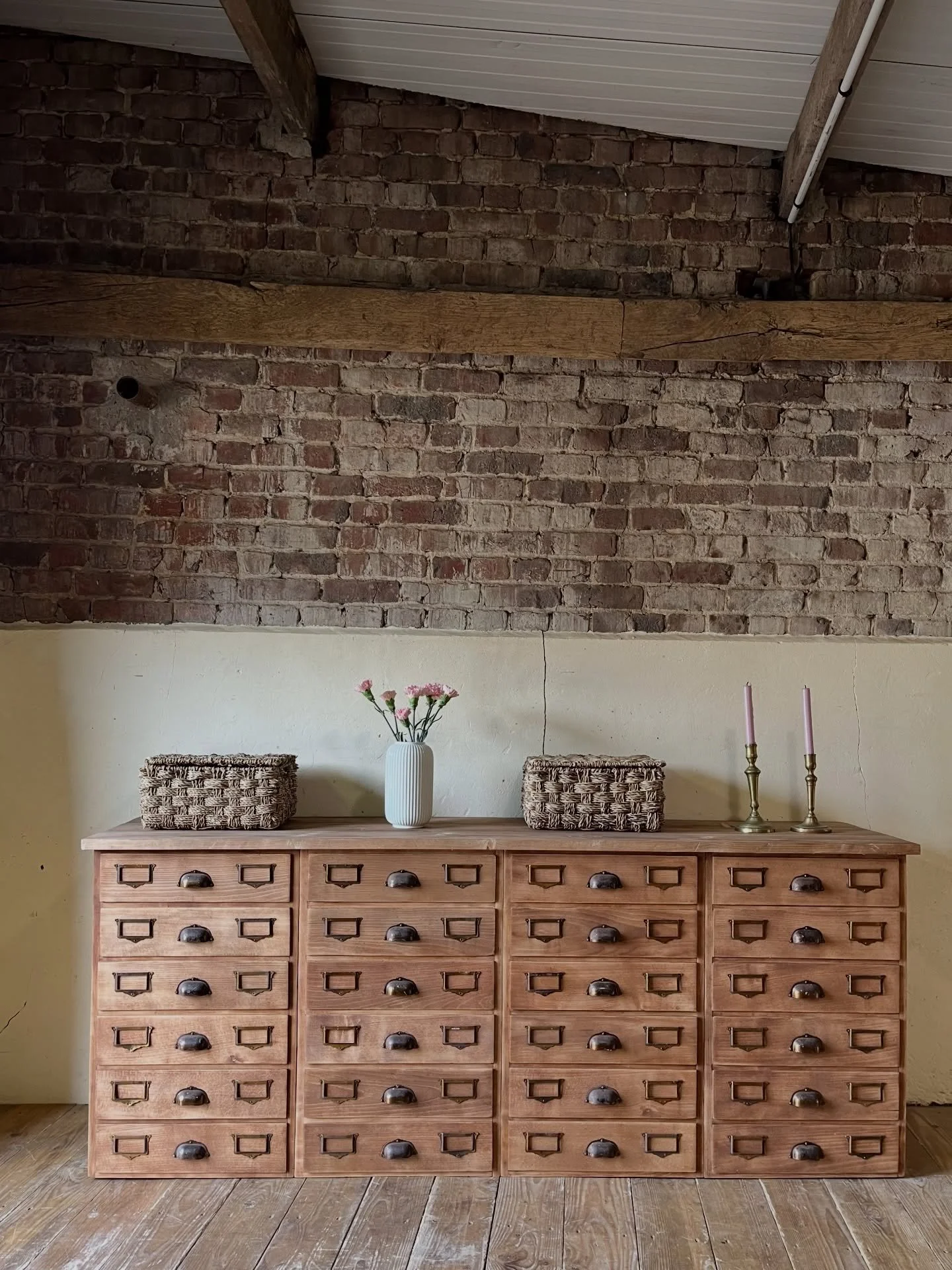 LE MEUBLE DE M&Eacute;TIER 🌷

Coup de c&oelig;ur de c&oelig;ur immense pour ces 4 caissons que j&rsquo;ai choisi de r&eacute;unir en un seul et m&ecirc;me meuble 🤎

Avec ses 24 tiroirs, il est compl&egrave;tement unique !

Vous l&rsquo;imaginez dan