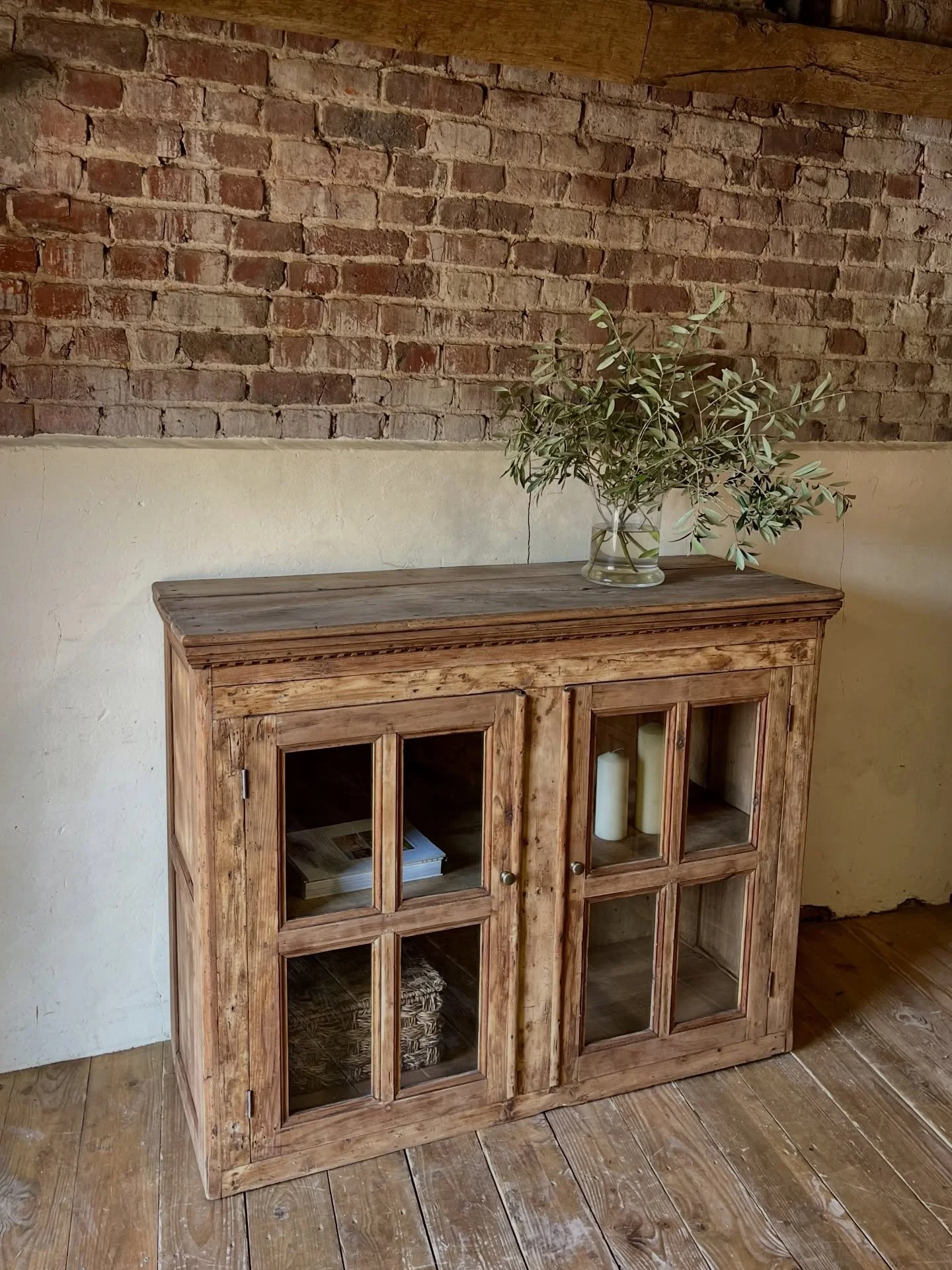 La vitrine rustique &bull;disponible&bull; 🤎

Une v&eacute;ritable pi&egrave;ce unique qui va faire tout le charme de la pi&egrave;ce ! Je l&rsquo;imagine dans un salon, une cuisine ou m&ecirc;me un chambre 🌷

Vous l&rsquo;imaginez o&ugrave; ? 

#m