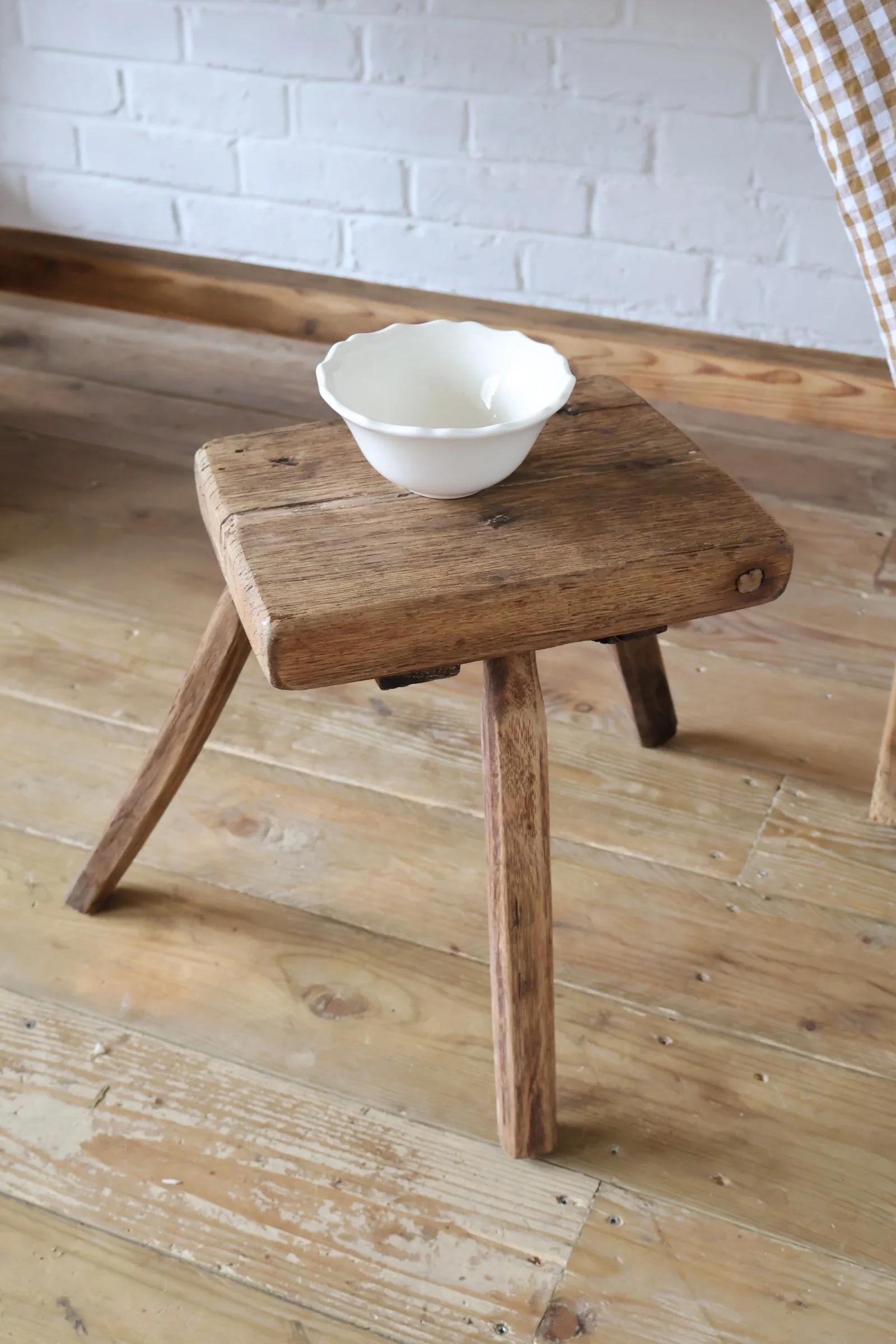 Tabouret ancien rustique en chêne
