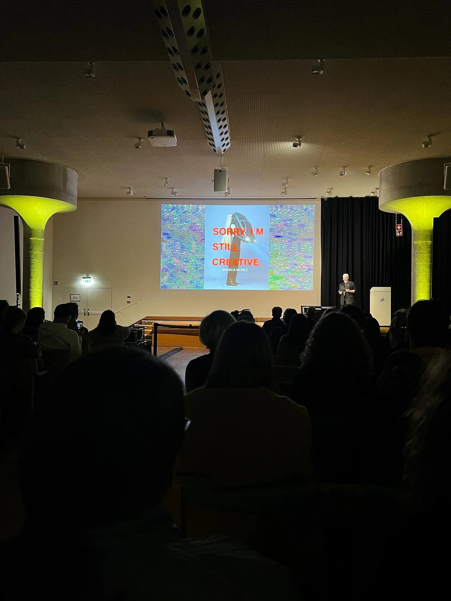 SORRY, I&lsquo;M STILL CREATIVE @monicamenez bei der ADC Design Conference @adc_germany 
Im Vortrag sprach Monica &uuml;ber den Wandel ihrer Fotografie zum Multidisciplinary Artist mit KI und wie sie es geschafft hat ihre Ki Bilder genauso wie ihre F