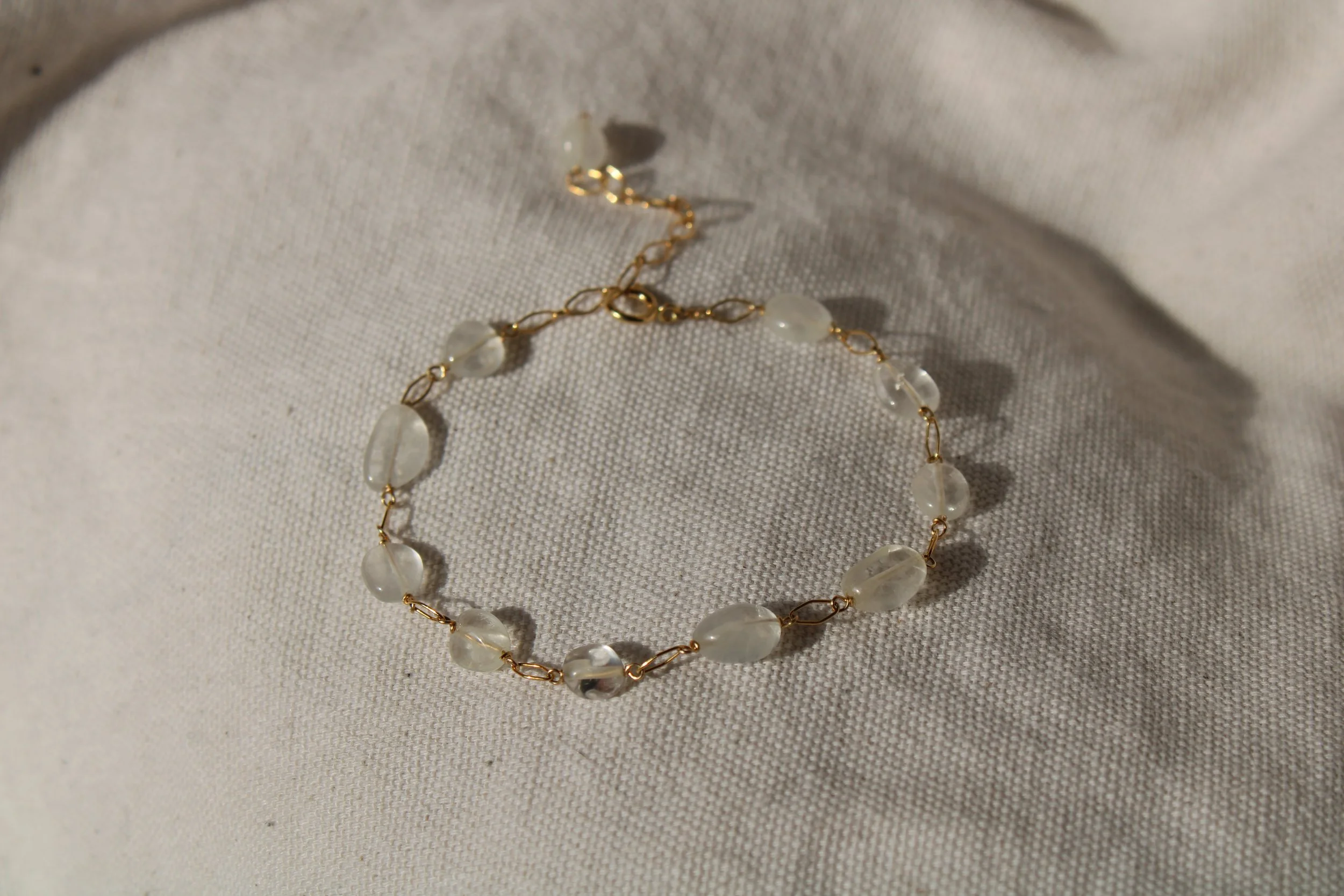 Quartz pebble bracelet