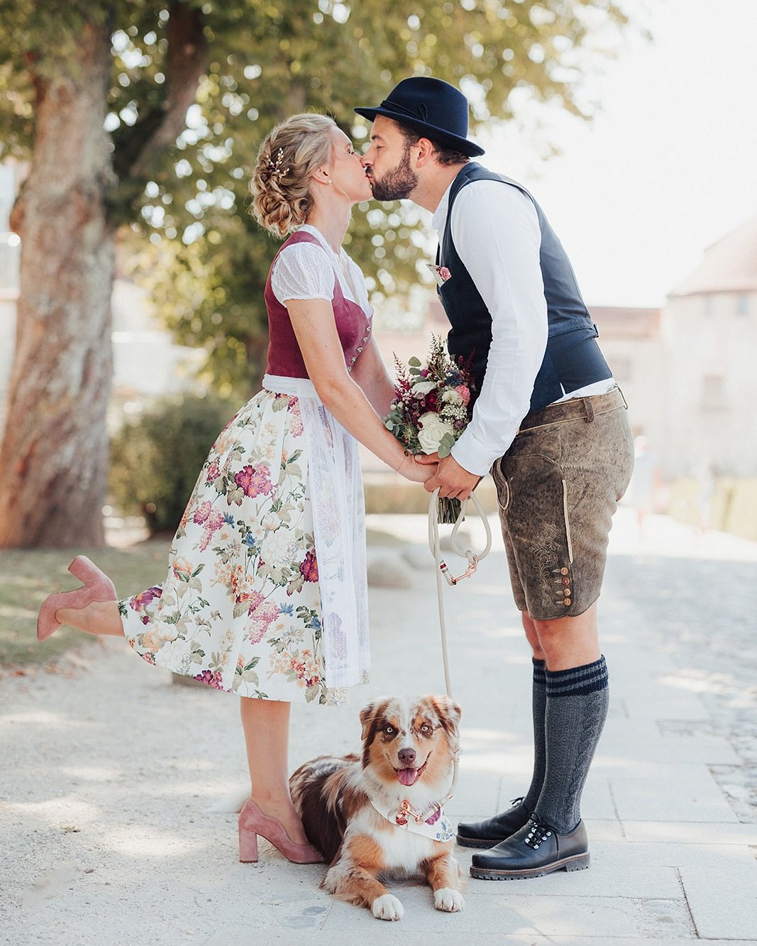 Nicola &amp; Max 🤍

Die Hochzeit der beiden fand an einem wundersch&ouml;nen goldenen Herbsttag auf der Burg zu Burghausen statt. Es war einfach ein soo so sch&ouml;ner Tag! ☀️🍂

Dirndl: @variasophia.dirndl 
Location: @burgcafe.burghausen