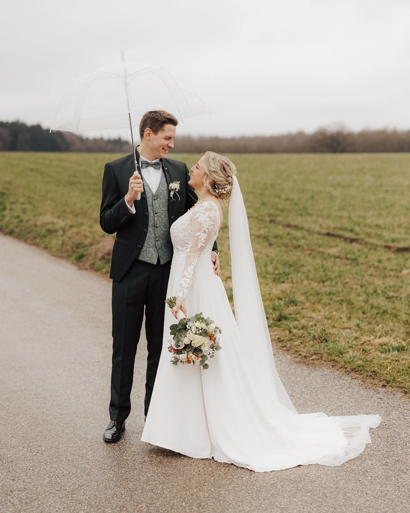 Love doesn&rsquo;t care about the weather forecast. ☔✨ 
Mir ist gerade aufgefallen, dass ich euch noch gar keine Bilder von meiner ersten Hochzeit dieses Jahres gezeigt habe! Die Hochzeit von S &amp; S fand im M&auml;rz statt &ndash; mit k&uuml;hlen 