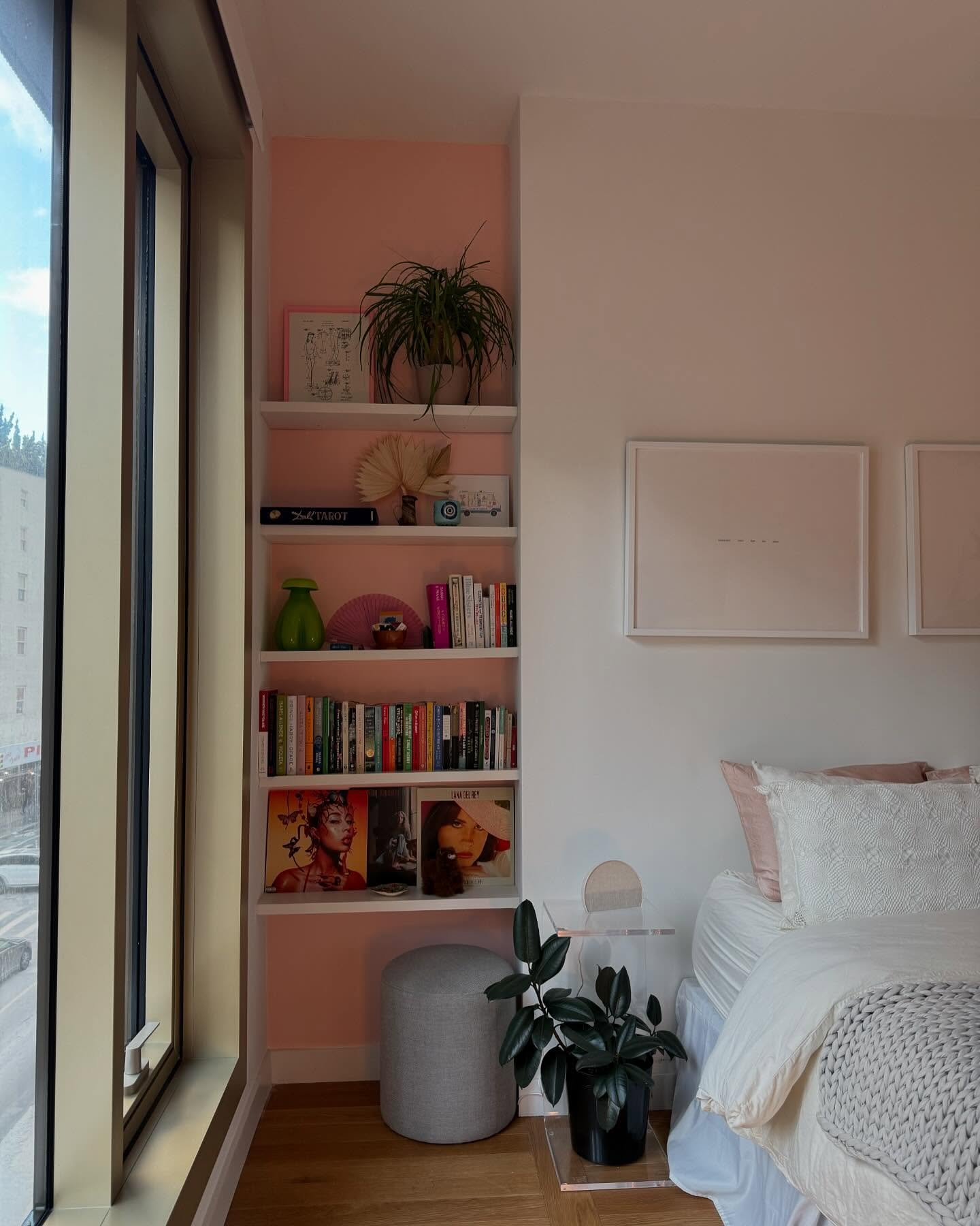 From niche to bookshelf 

The architecture of this room provided a blank slate to create. With an accent of pink this niche was the perfect spot to create a custom bookshelf in this primary bedroom.

📸 : @bungehaus