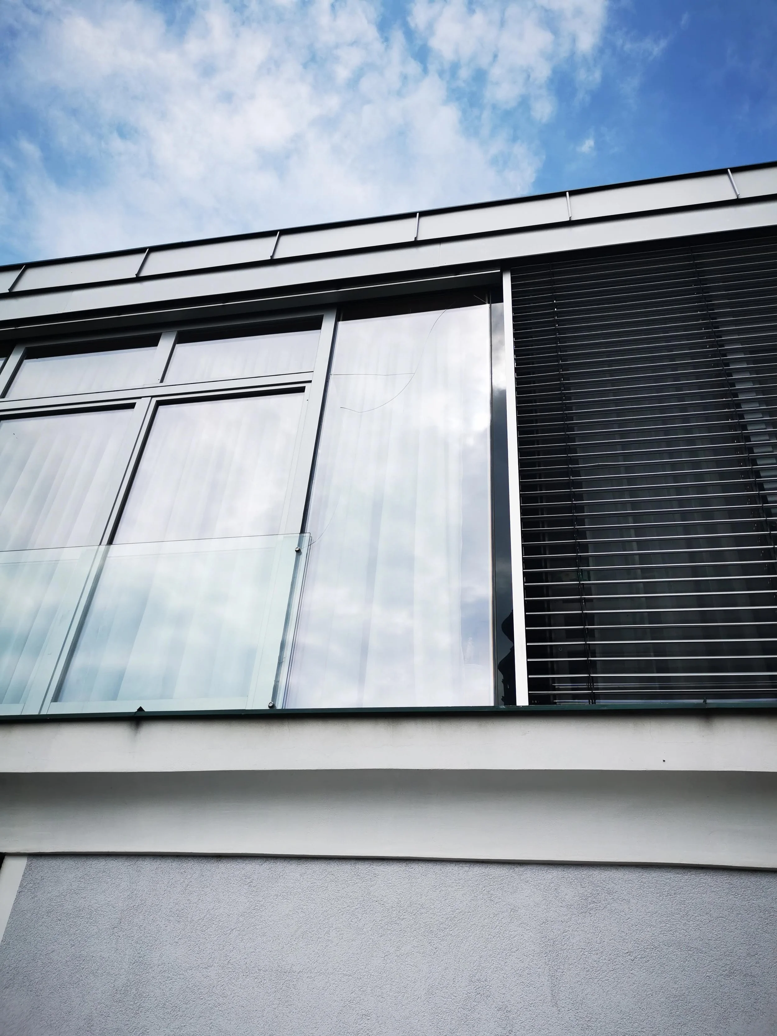Glasbruch in der Glasfassade