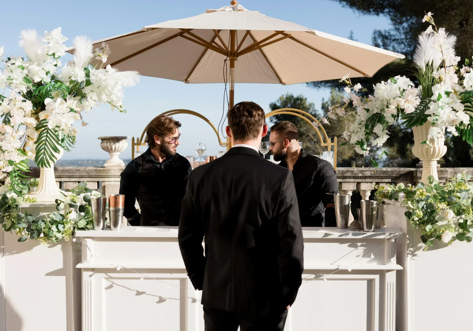 Deux barmans à cocktails