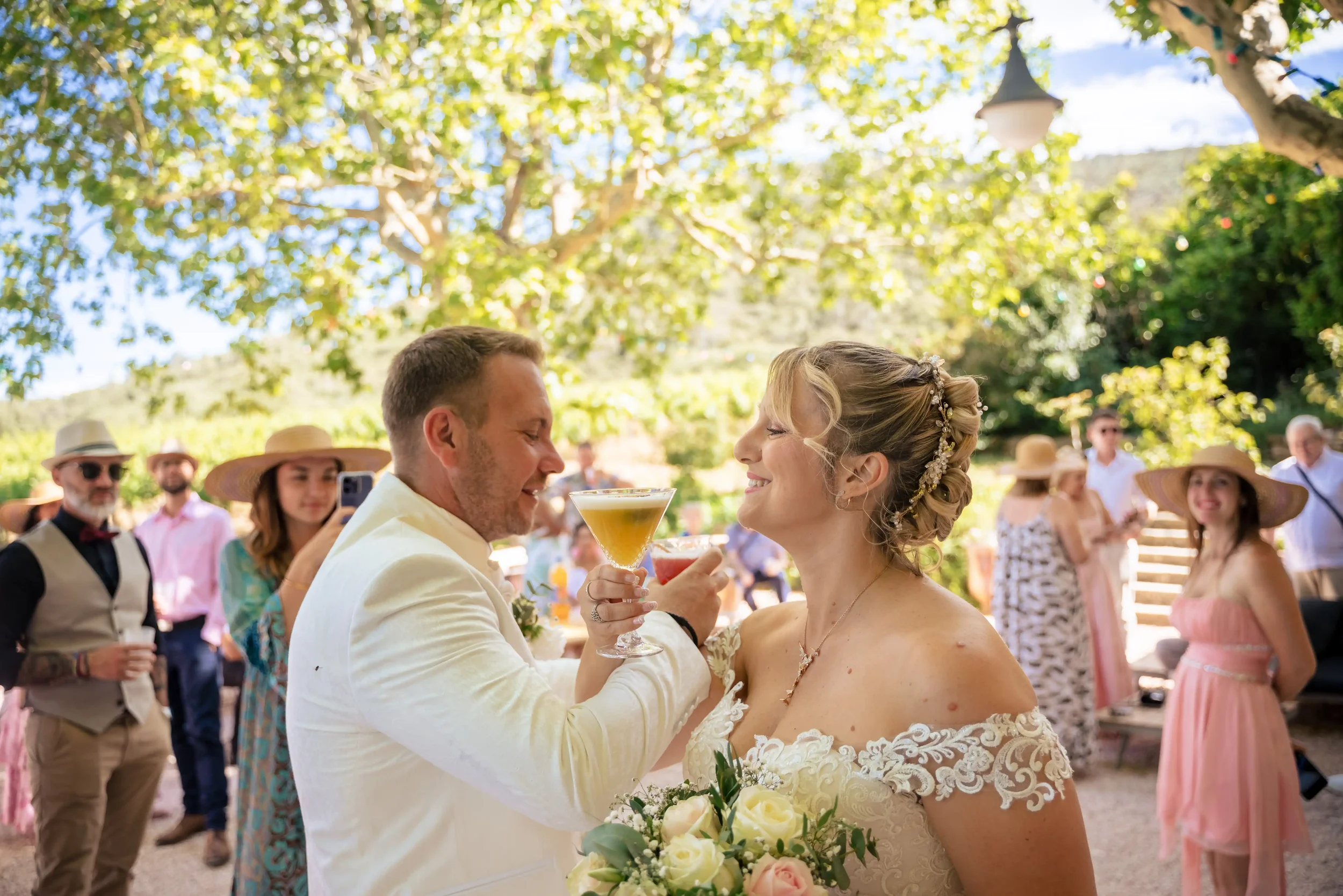 couple de marié avec un cocktail à la main