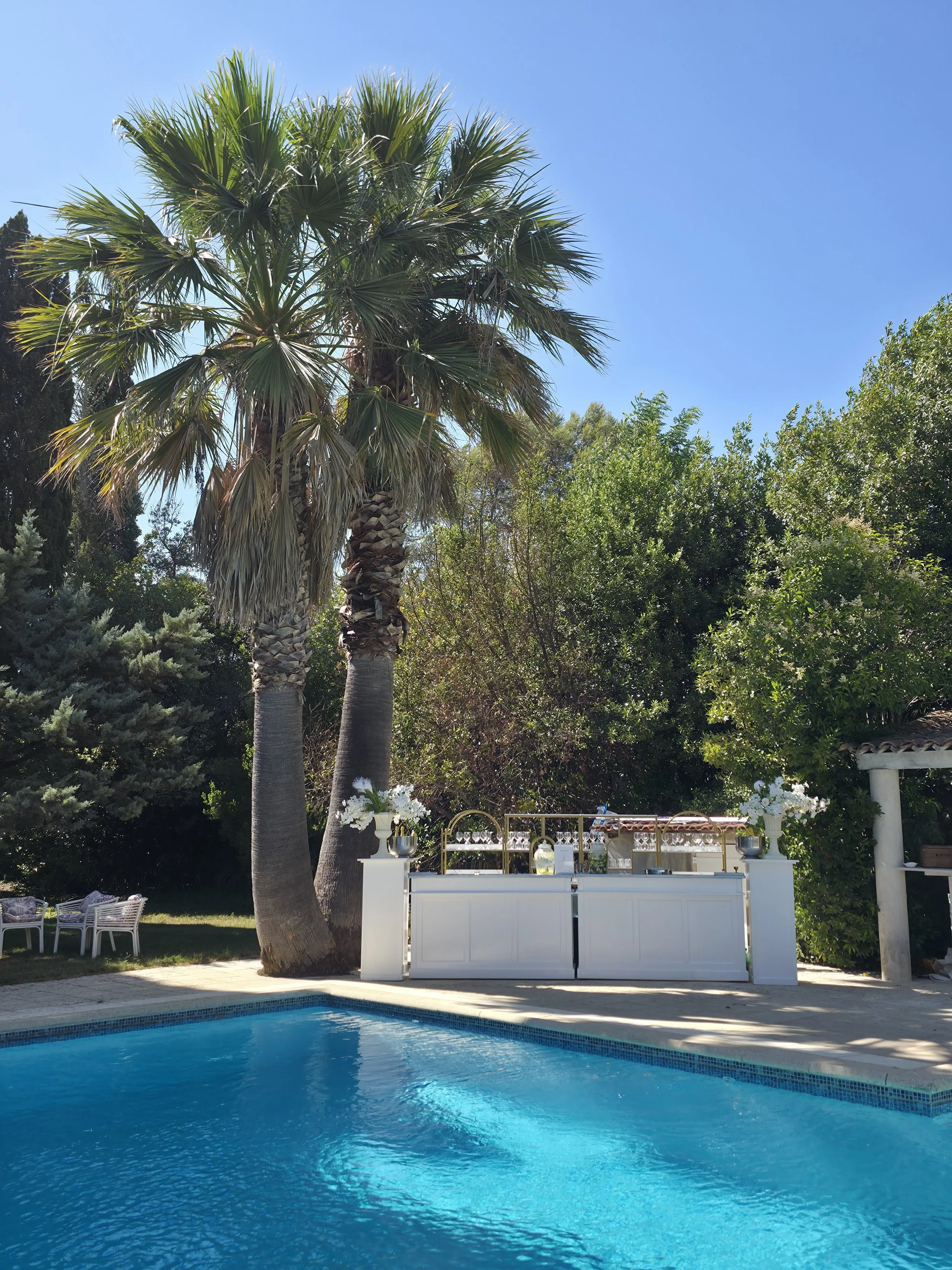 bar blanc au bord d'une piscine